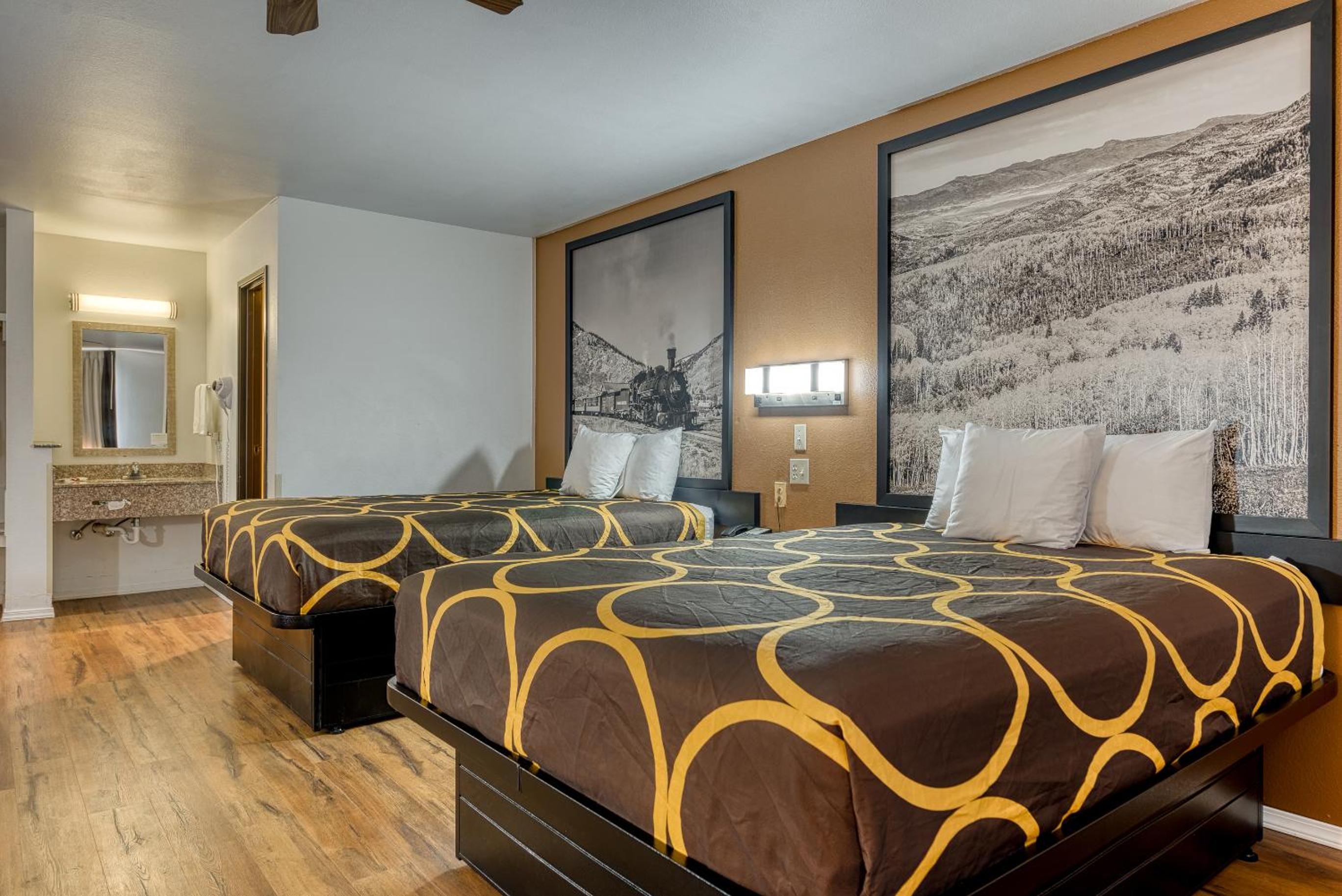Suite with Three Queen Beds - Non-Smoking - Photo 2