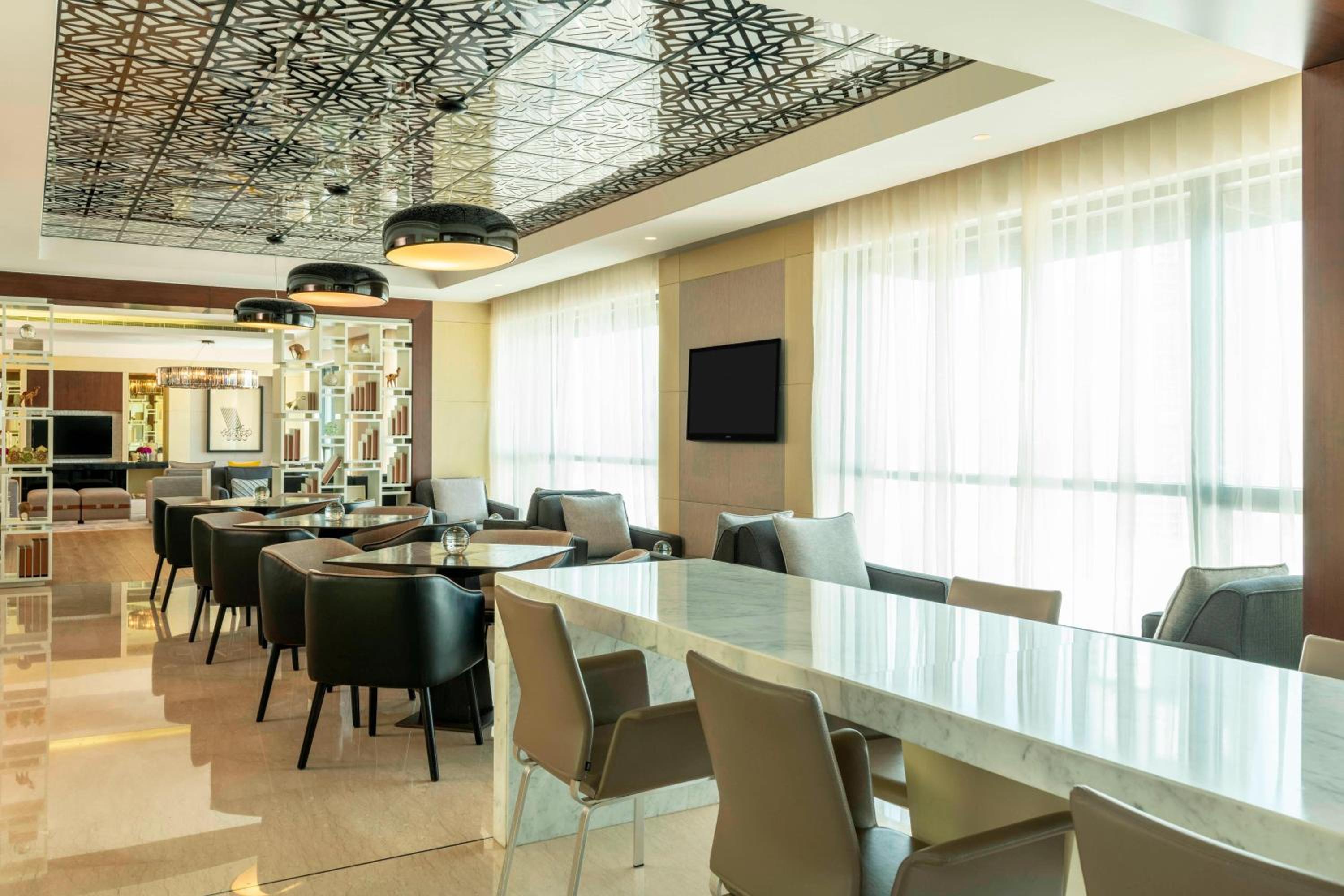 Club King Room, Club lounge access, Guest room, 1 King - Photo 5