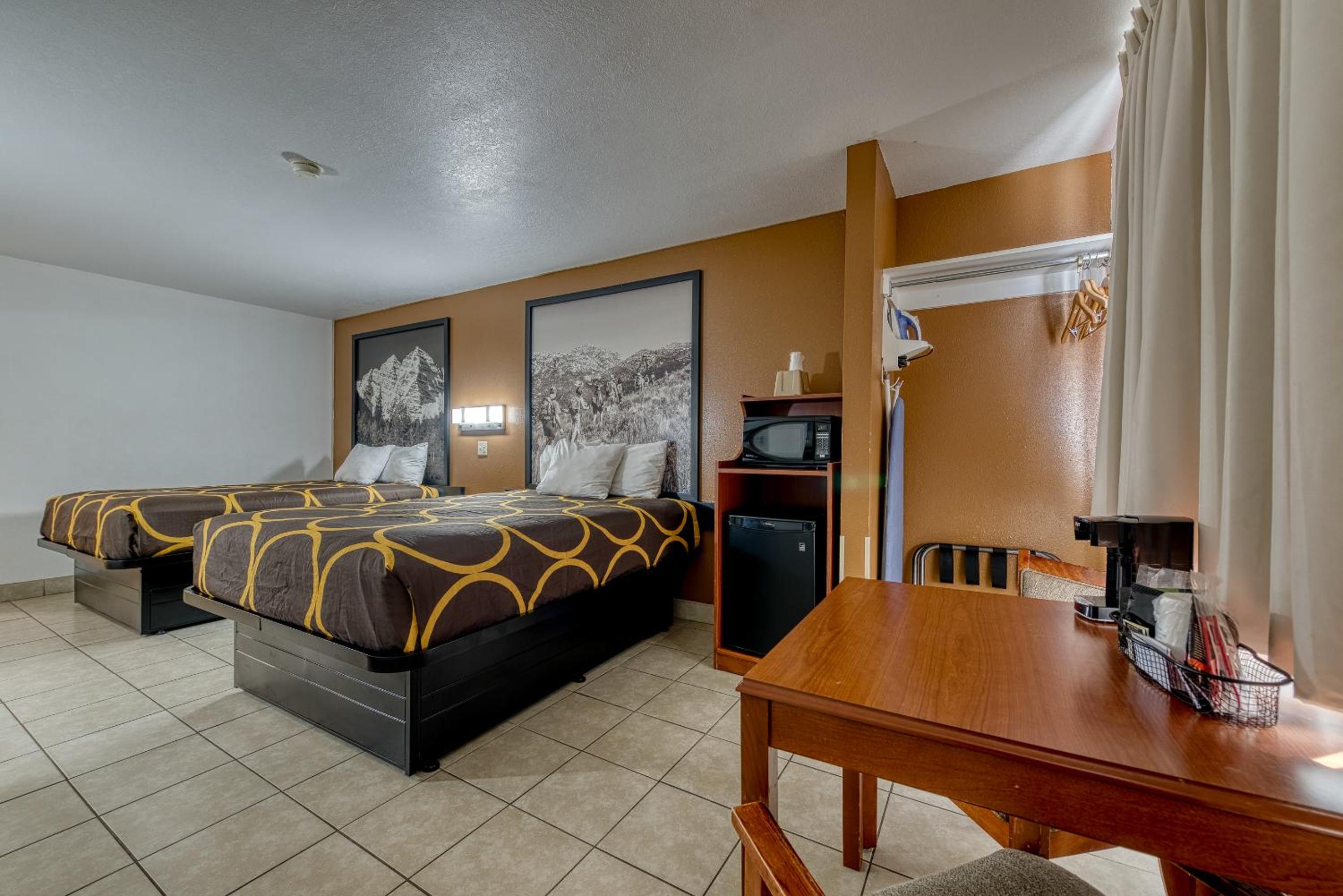 Queen Room with Two Queen Beds - Dog Friendly/Non-Smoking - Photo 4