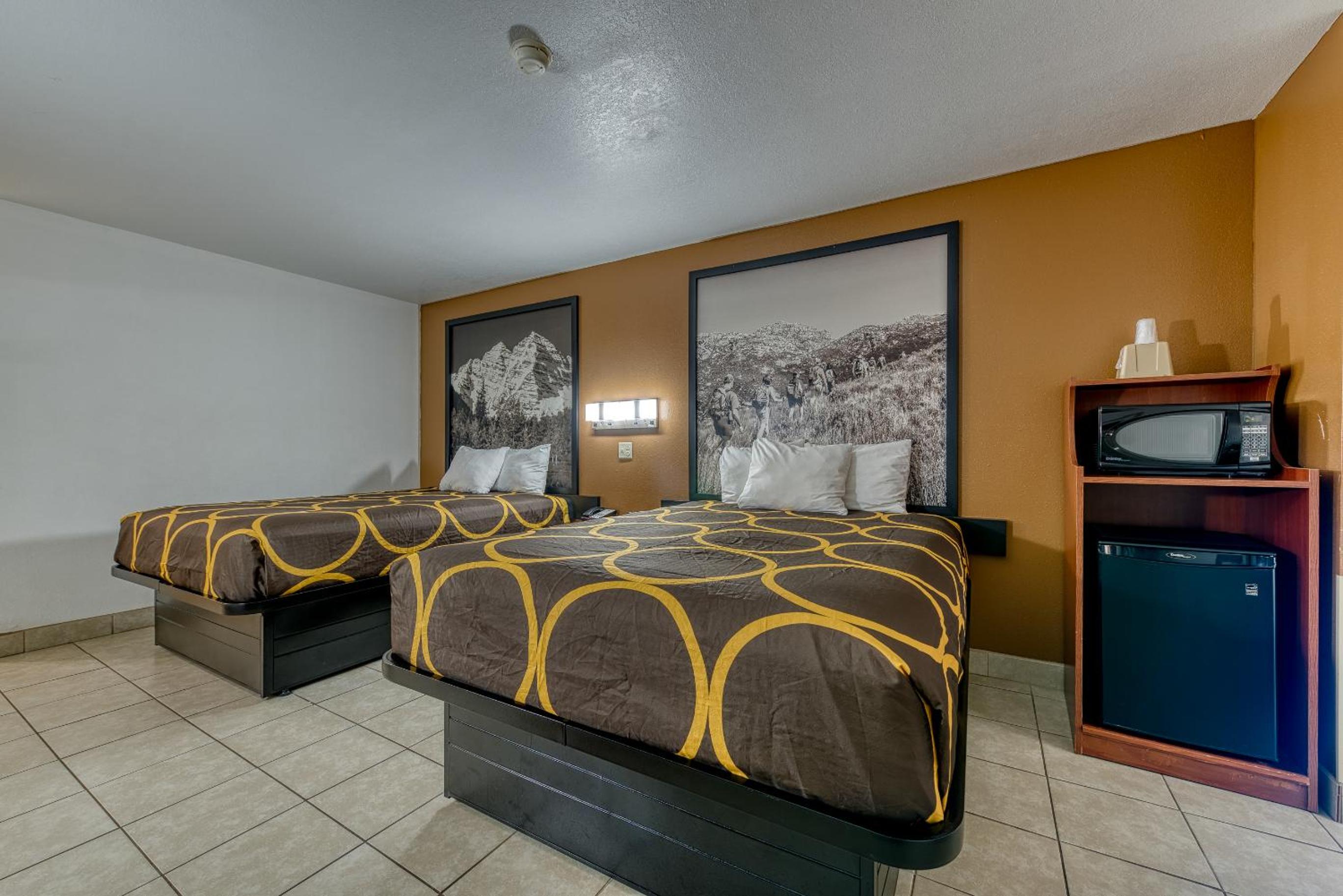 Queen Room with Two Queen Beds - Dog Friendly/Non-Smoking - Photo 3