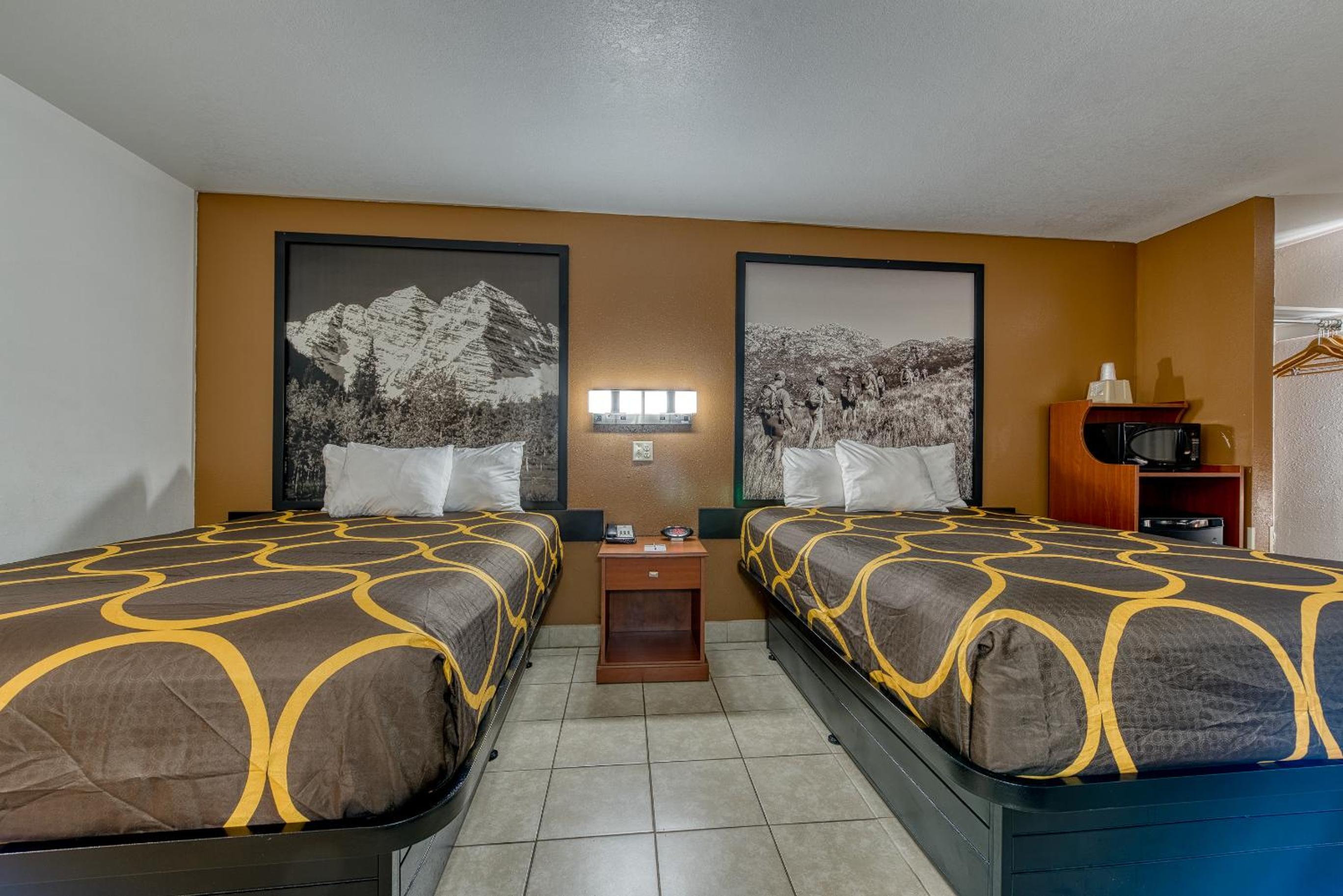 Queen Room with Two Queen Beds - Dog Friendly/Non-Smoking - Photo 2