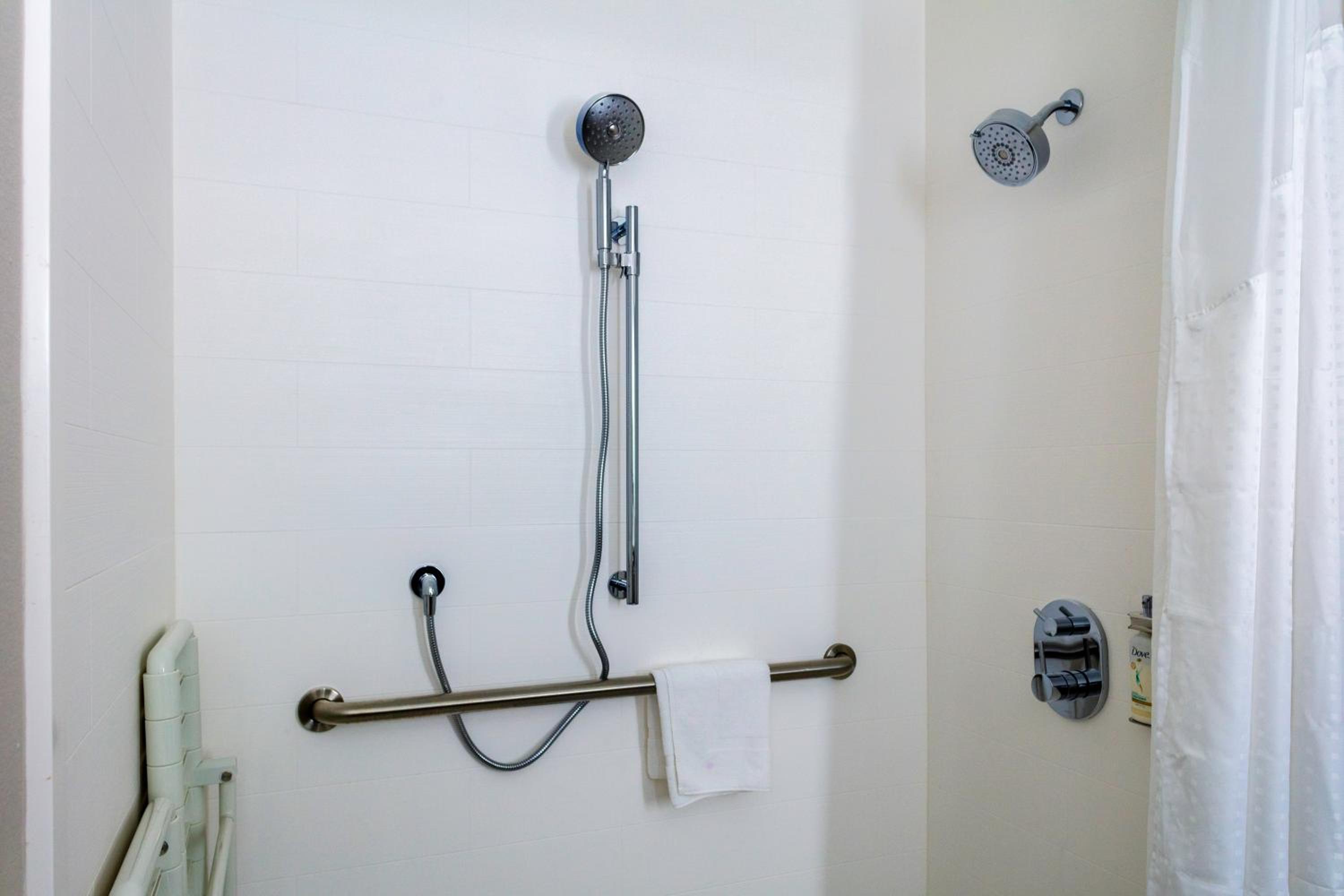 Deluxe King Room - Disability Access - Accessible Tub - Photo 6