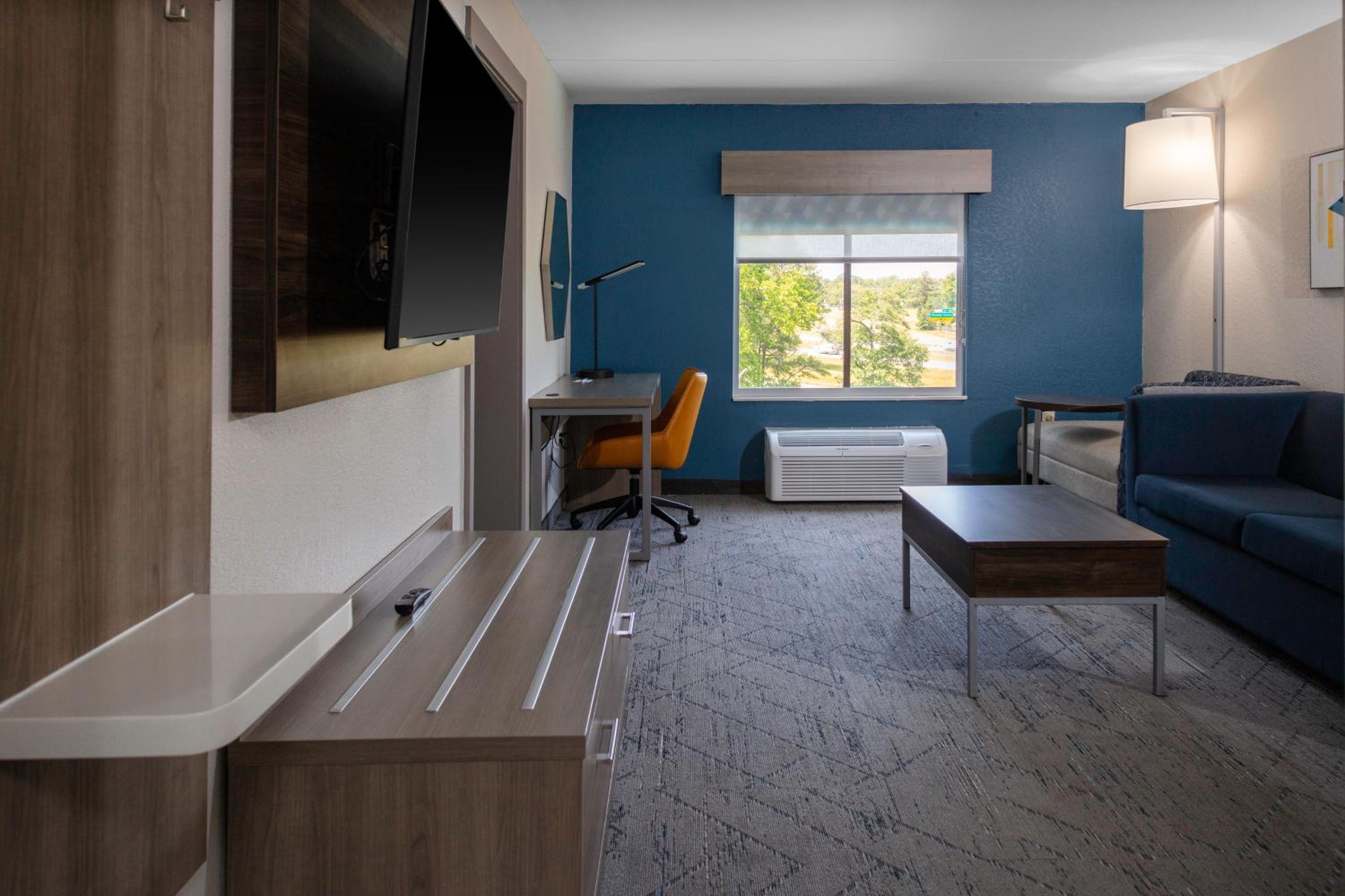 One-Bedroom Queen Suite with Two Queen Beds - Photo 2