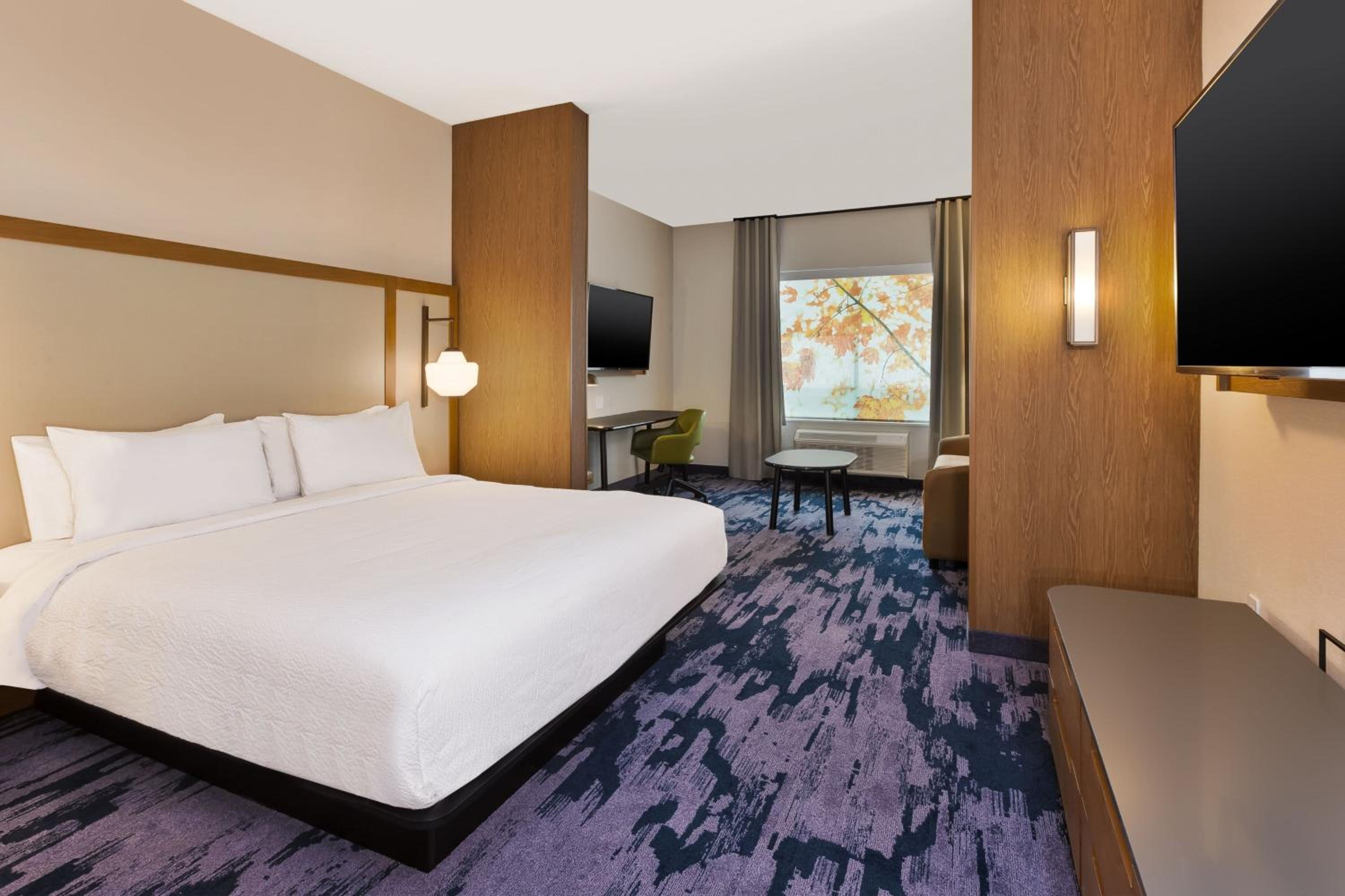 Executive King Suite with Sofa Bed - Photo 3