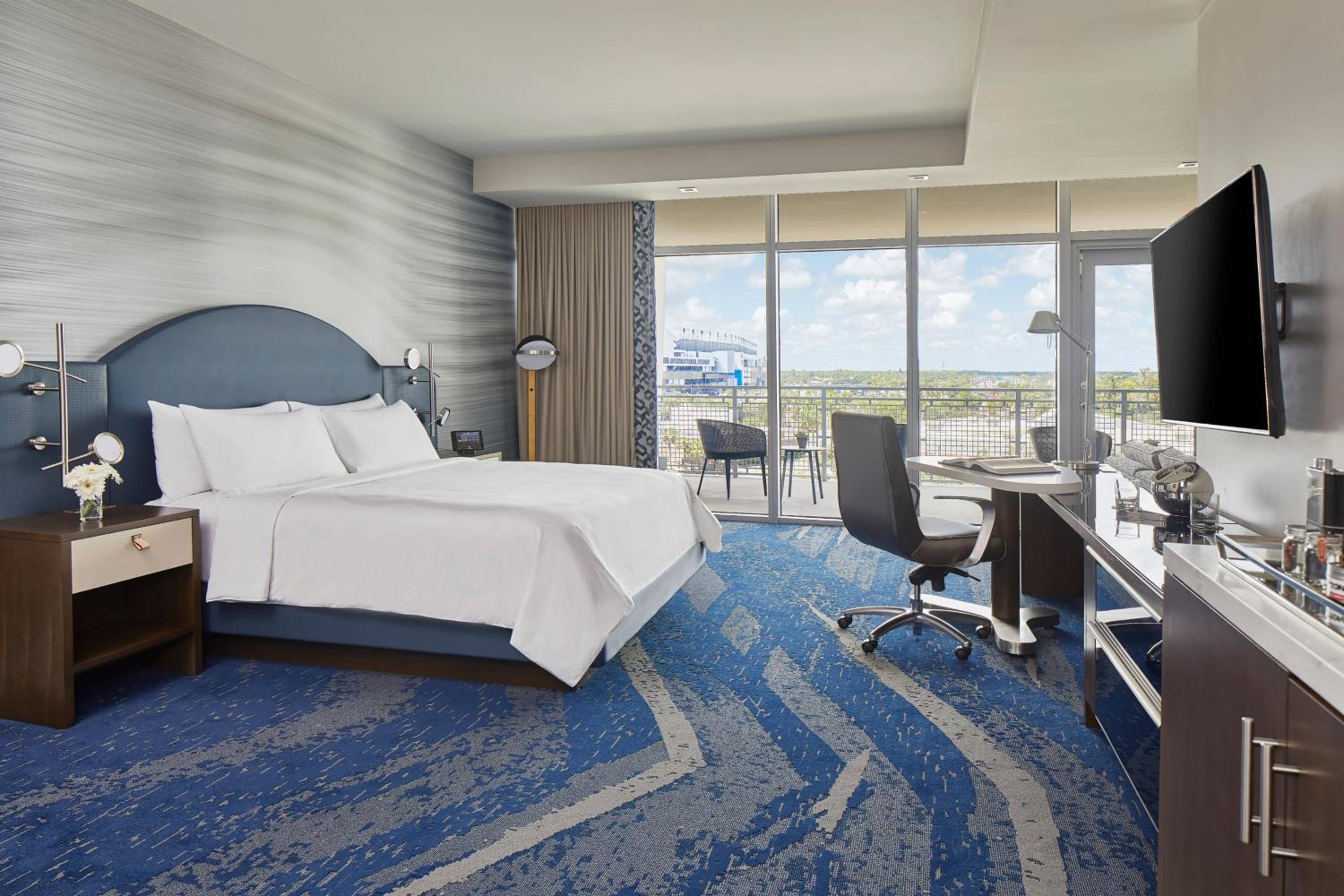 Executive Suite, 1 King, Sofa bed, Balcony  - Photo 11