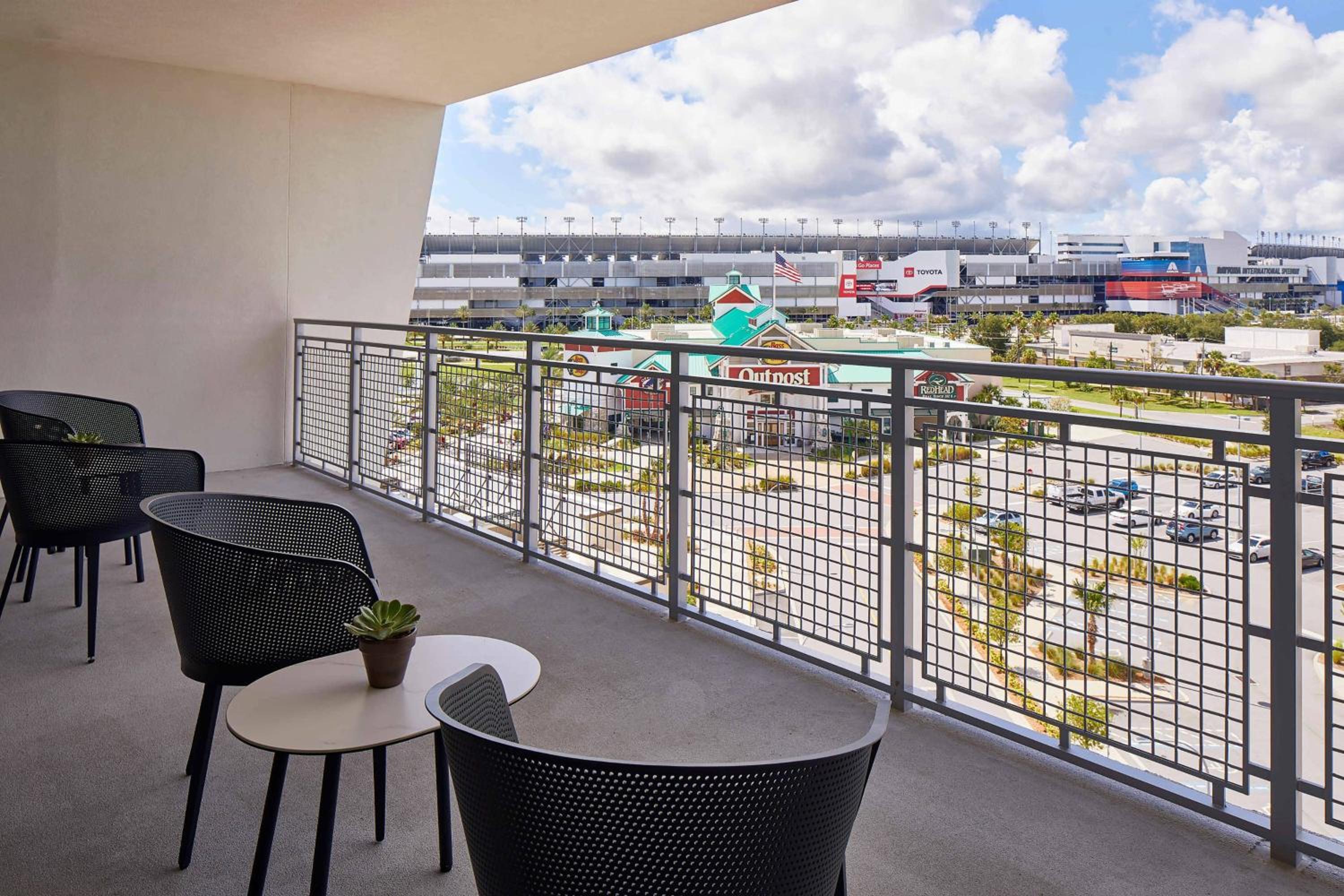 Executive Suite, 1 King, Sofa bed, Balcony  - Photo 14