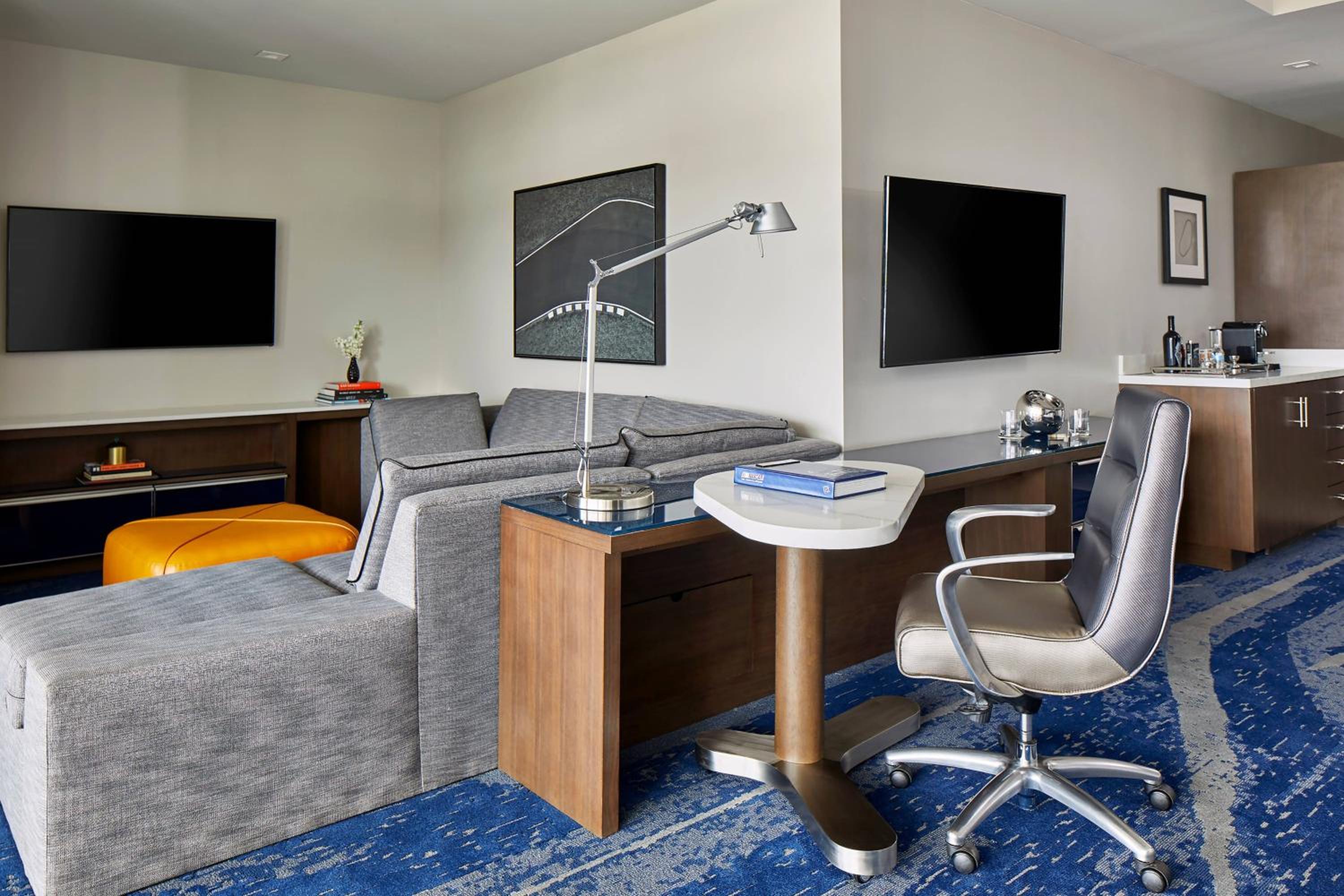 Executive Suite, 1 King, Sofa bed, Balcony  - Photo 2
