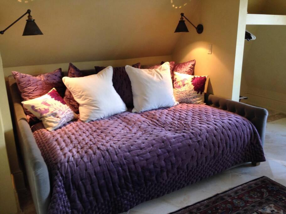 Deluxe Queen Suite photo 2