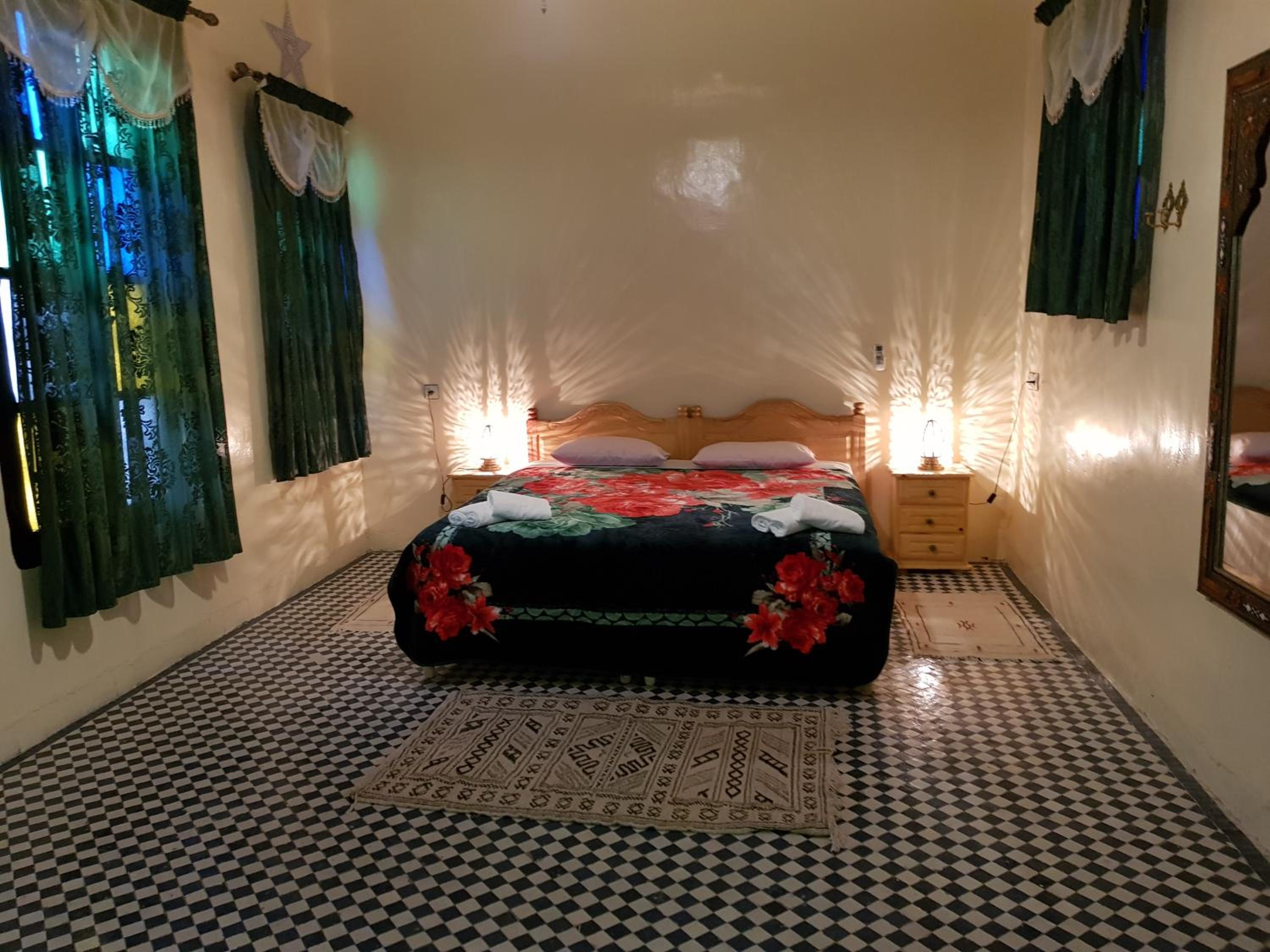 Five-Bedroom House - Photo 31