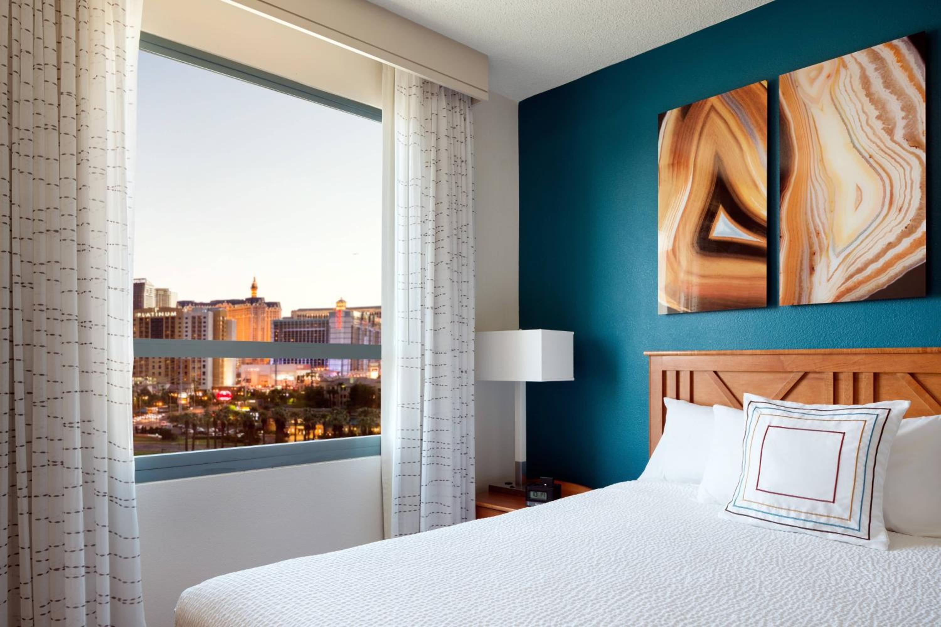 One-Bedroom Queen Suite with City View - Photo 1