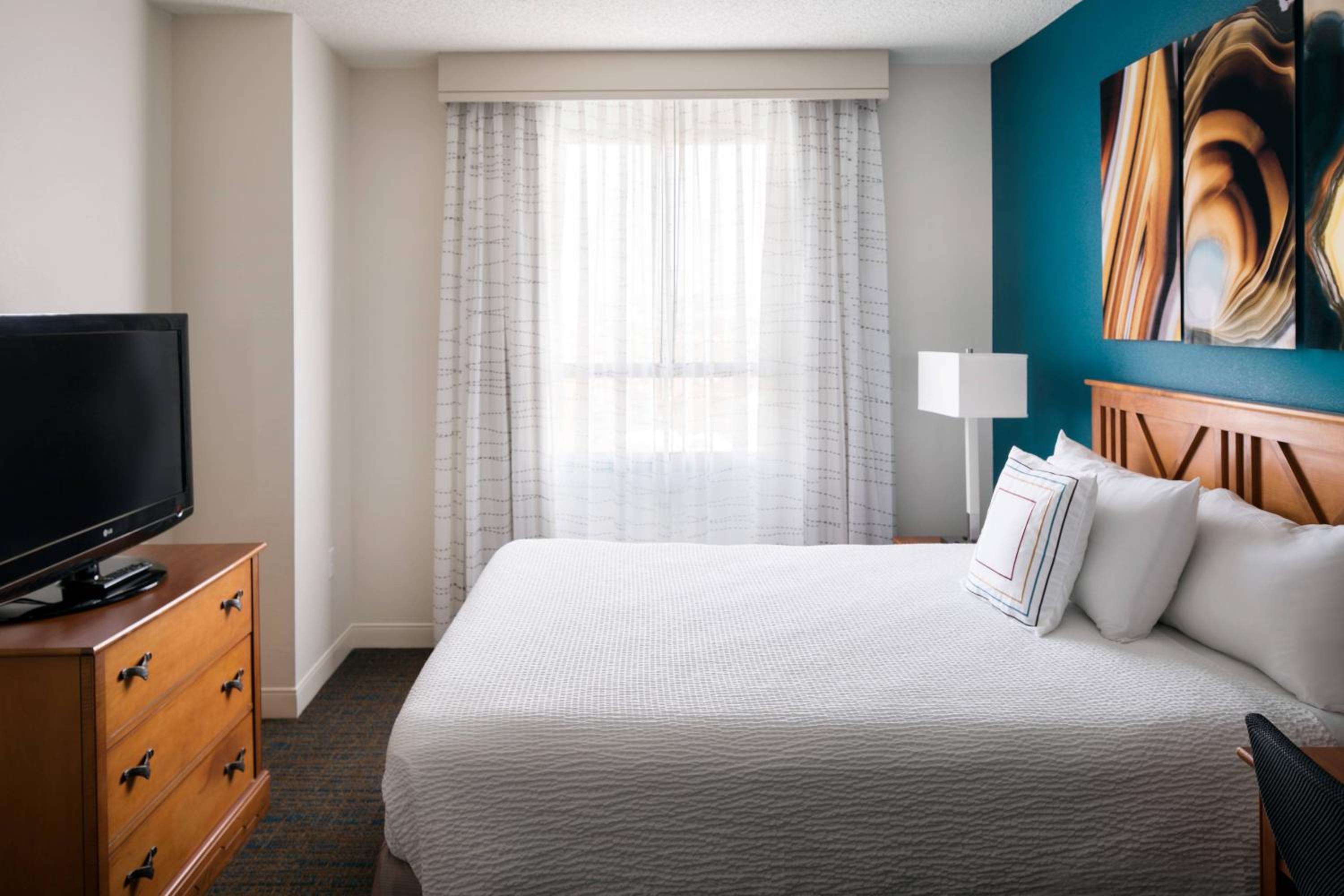 One-Bedroom Suite Queen with Sofa Bed - Photo 5