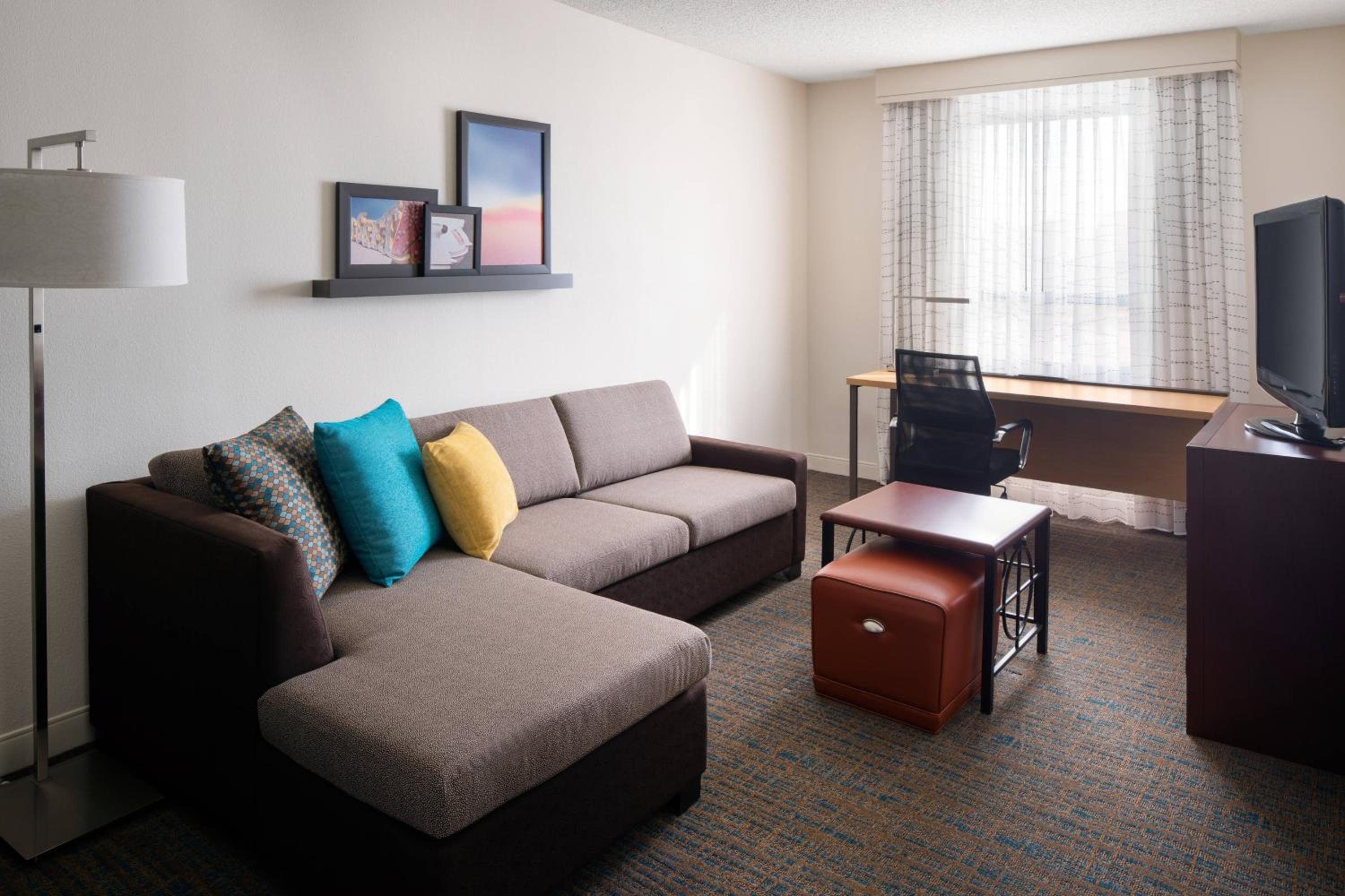 Queen Studio with Sofa Bed - Photo 4