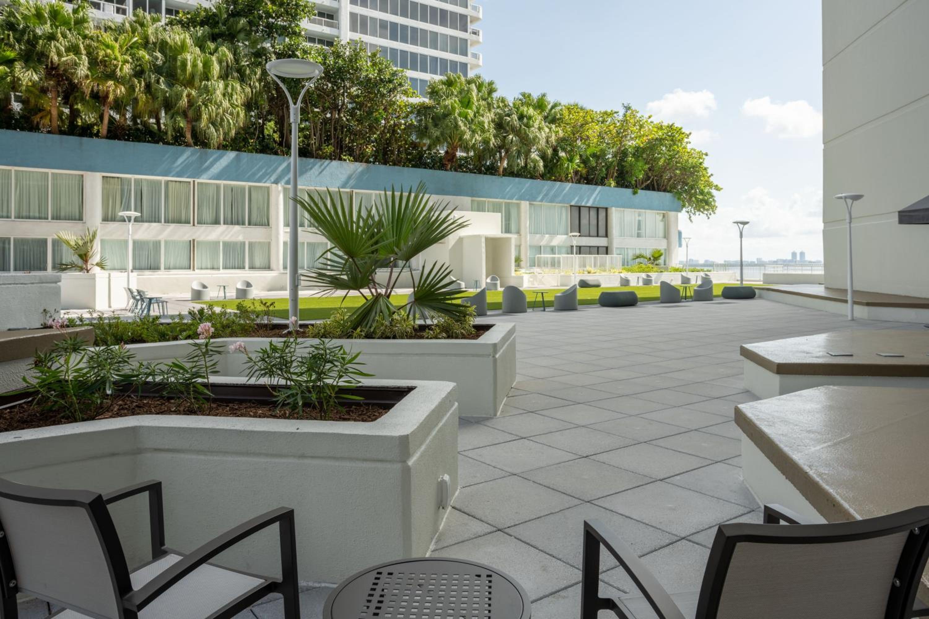 King Room with Pool Access