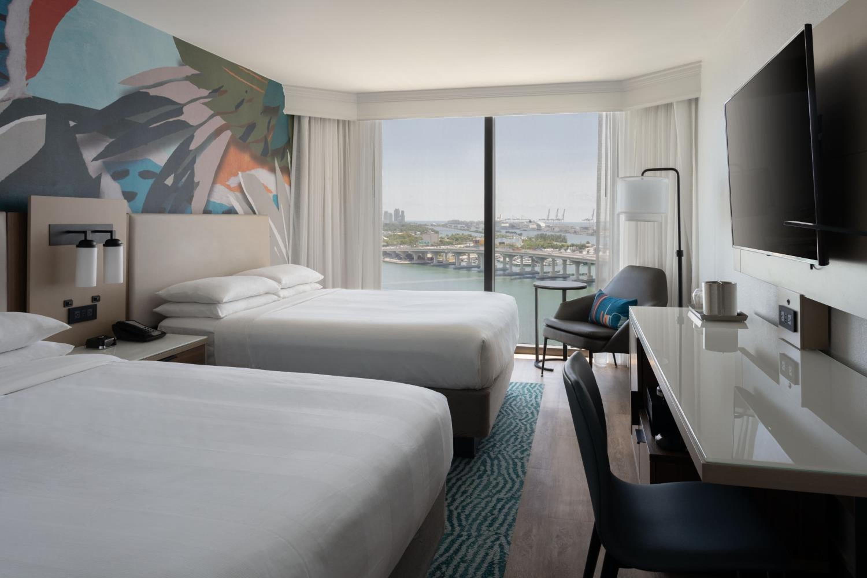 Queen Room with Two Queen Beds and Bay view thumbnail 6