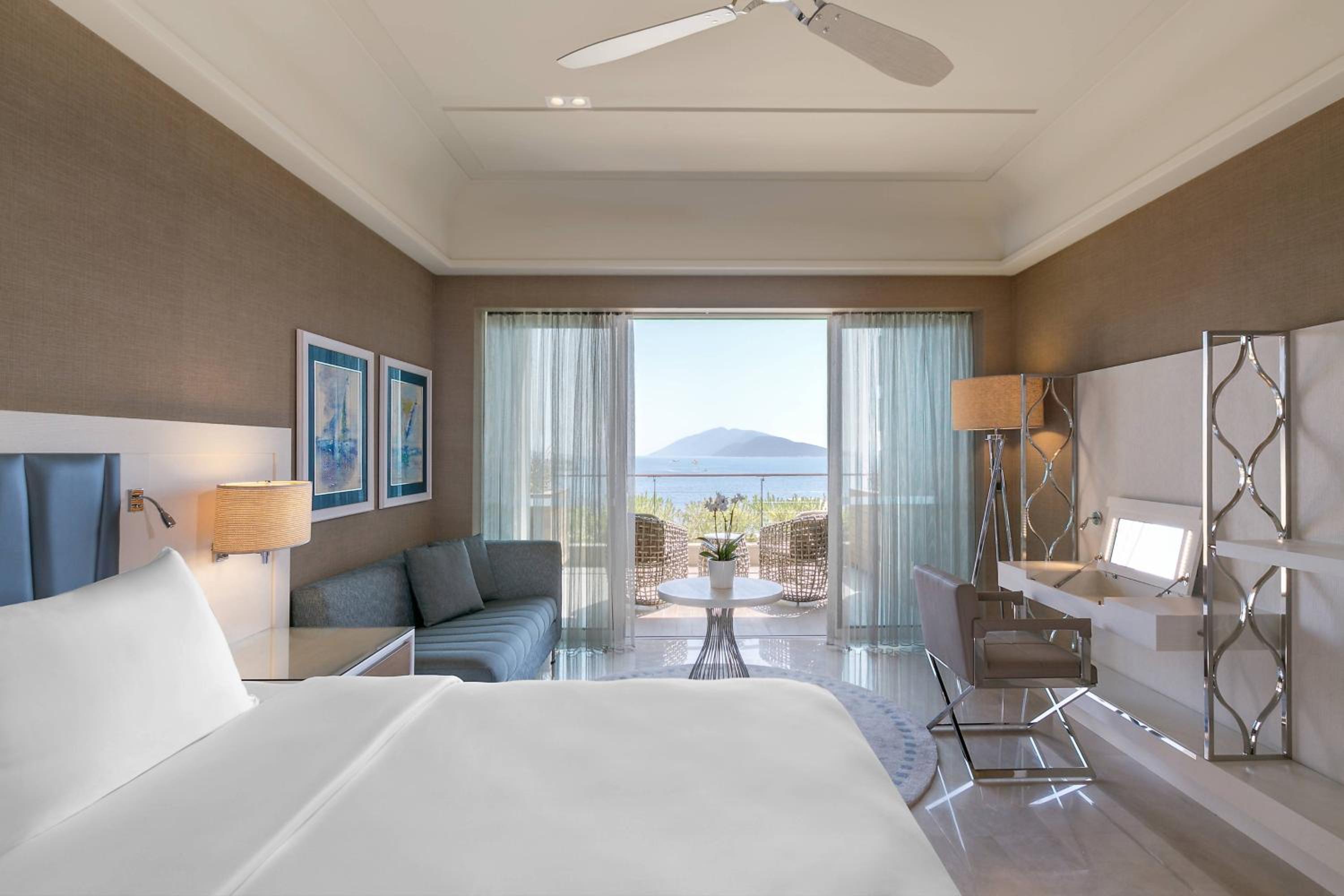 Deluxe Twin Room, Guest room, 2 Queen, Sea view, Balcony thumbnail 5