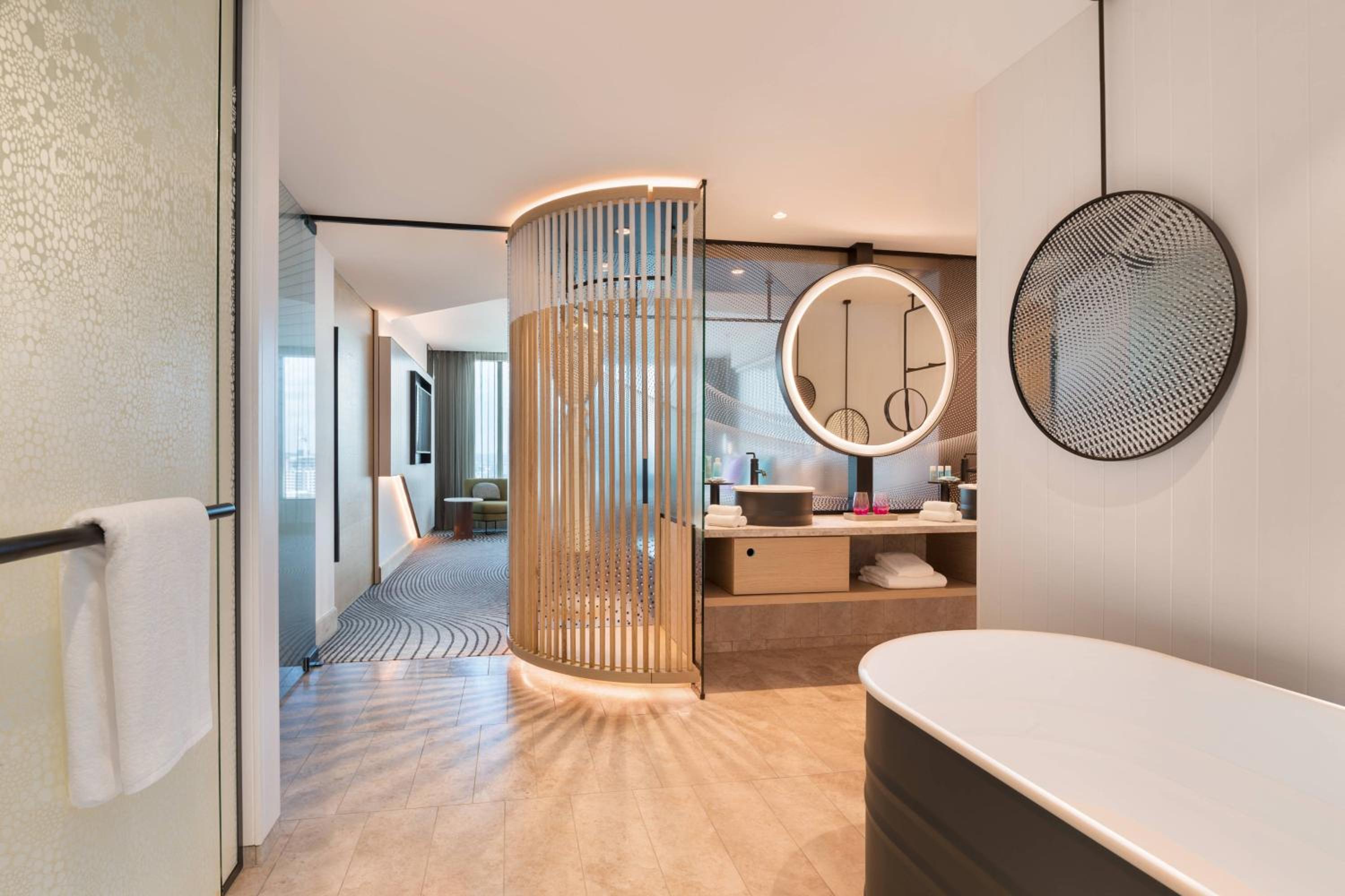 King Suite with River View – Urban Suite thumbnail 5