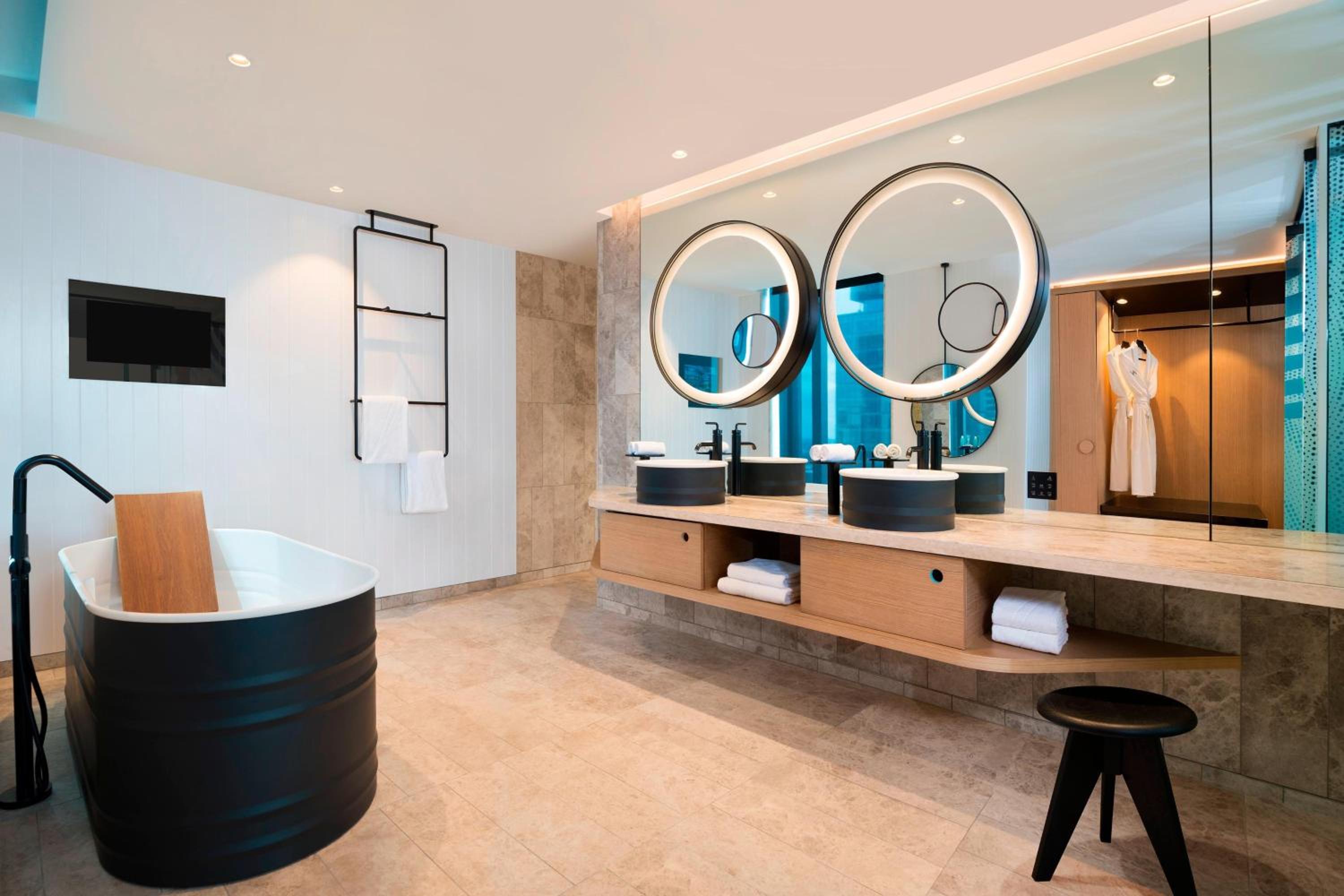 One-Bedroom King Suite with River View and High Floor – Penthouse 2