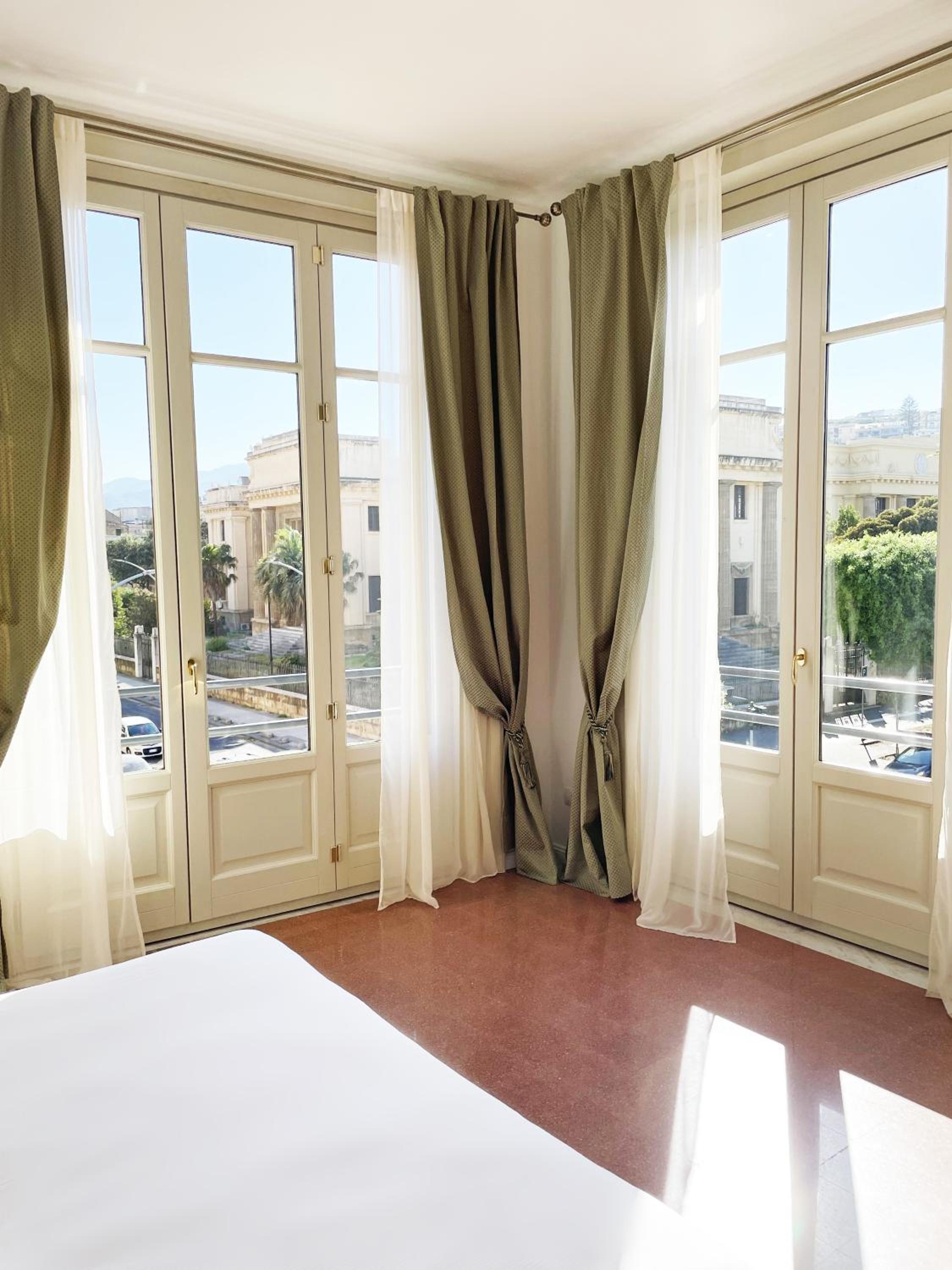 Deluxe Double Room with Extra Bed photo 3