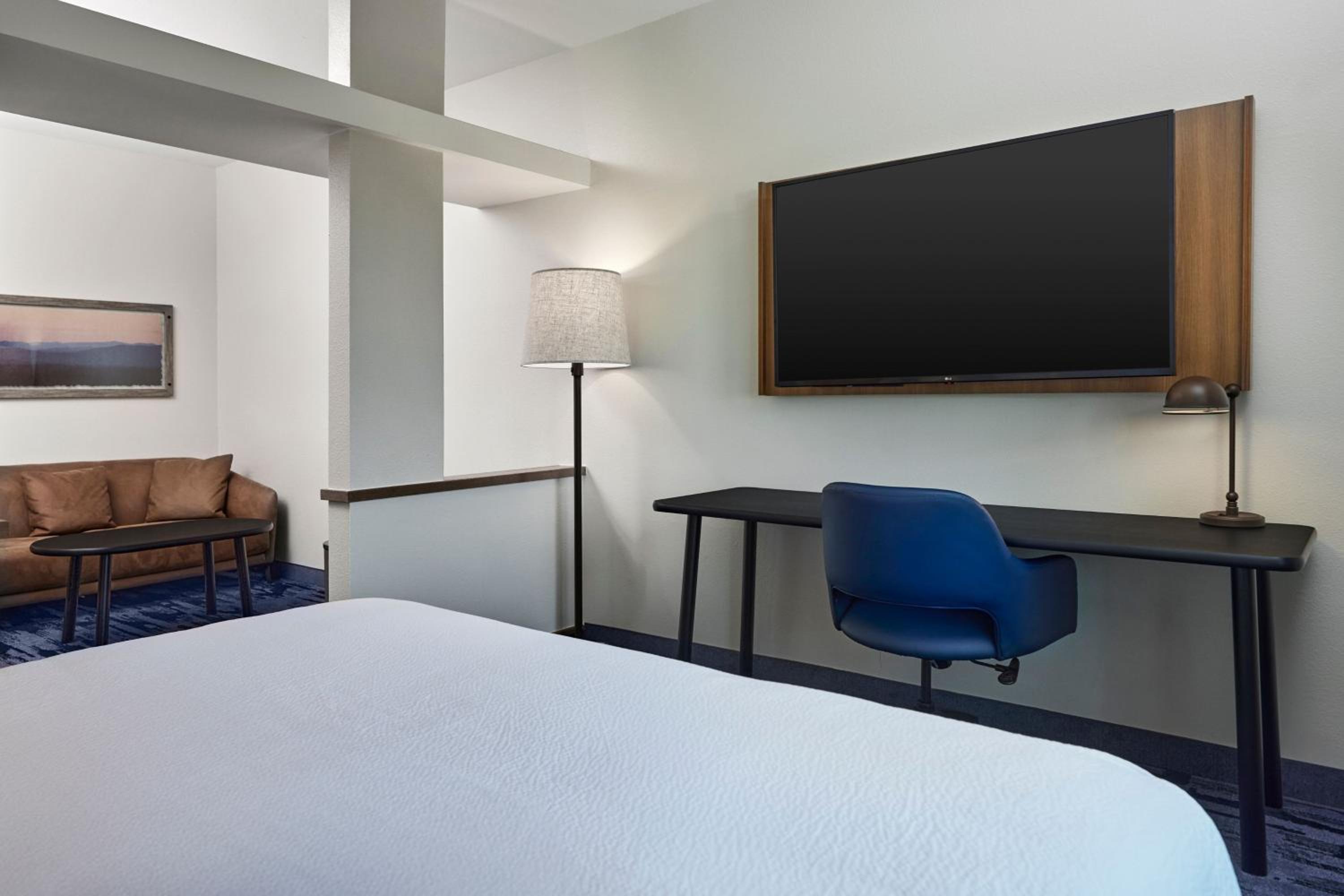 Studio with King Bed - Photo 3