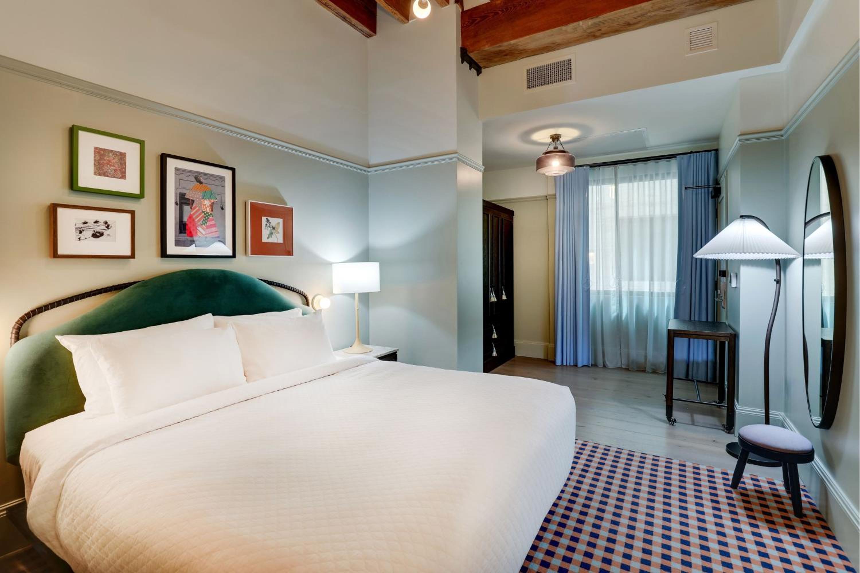 Standard Queen Room with Two Queen Beds - Photo 6