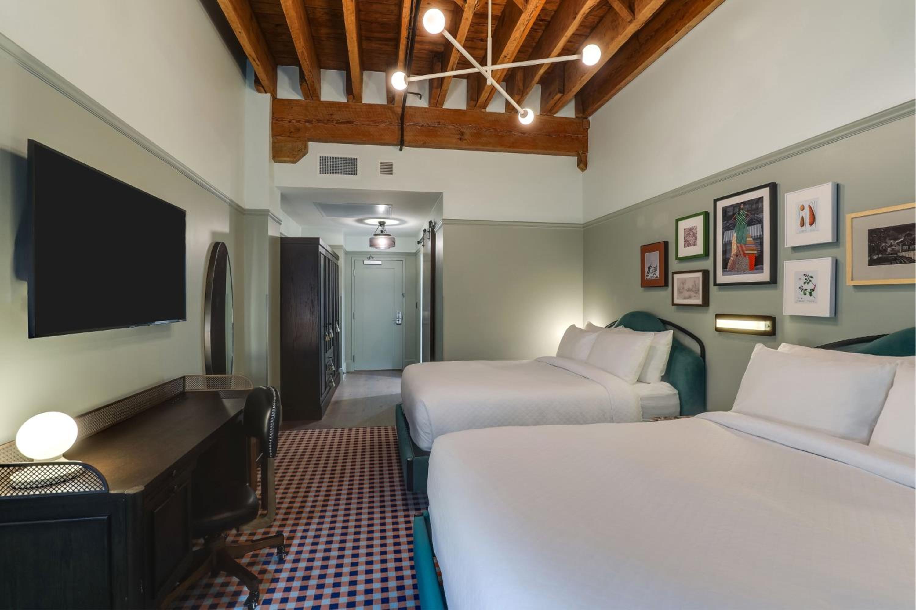 Standard Queen Room with Two Queen Beds - Photo 2
