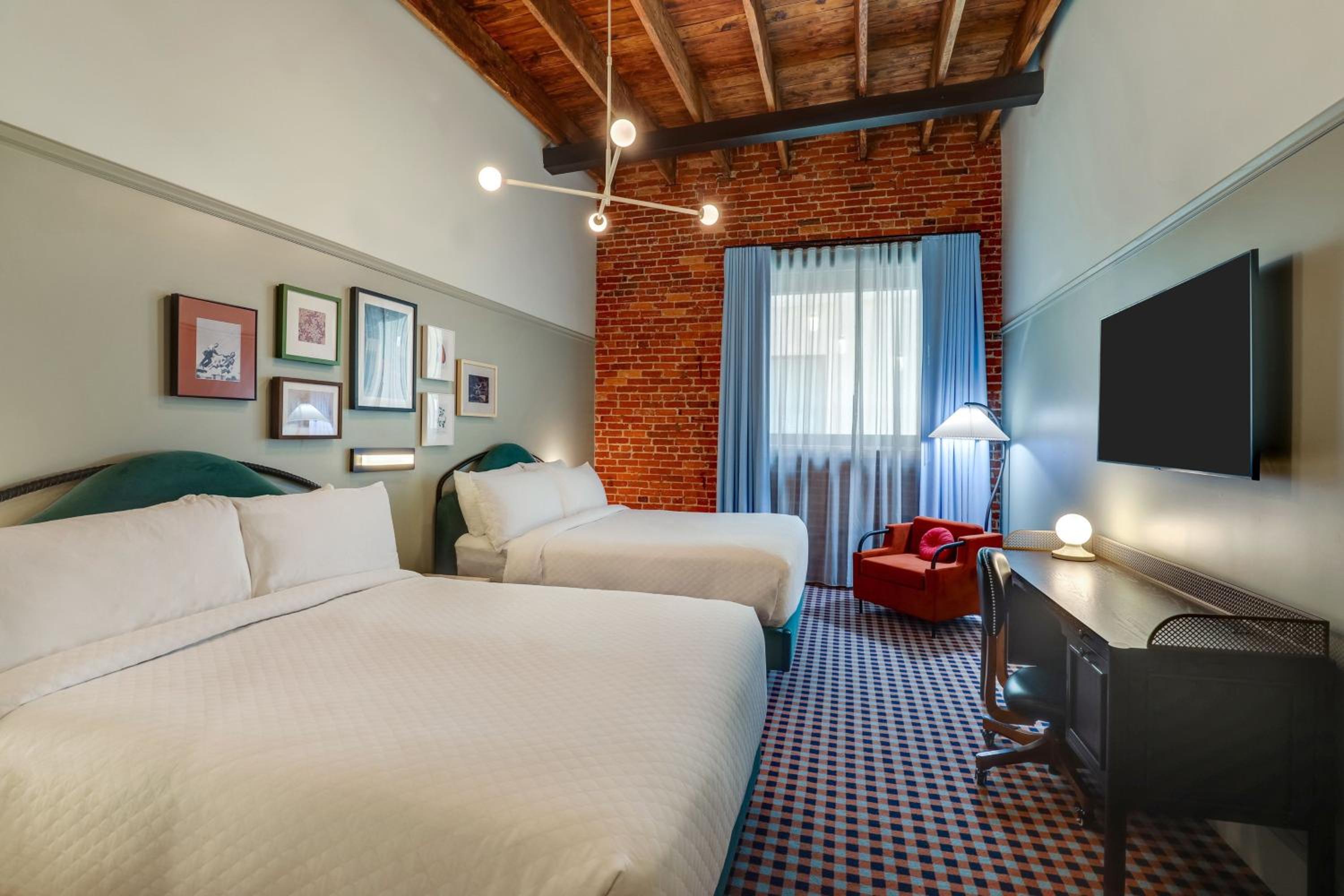 Standard Queen Room with Two Queen Beds - Photo 7