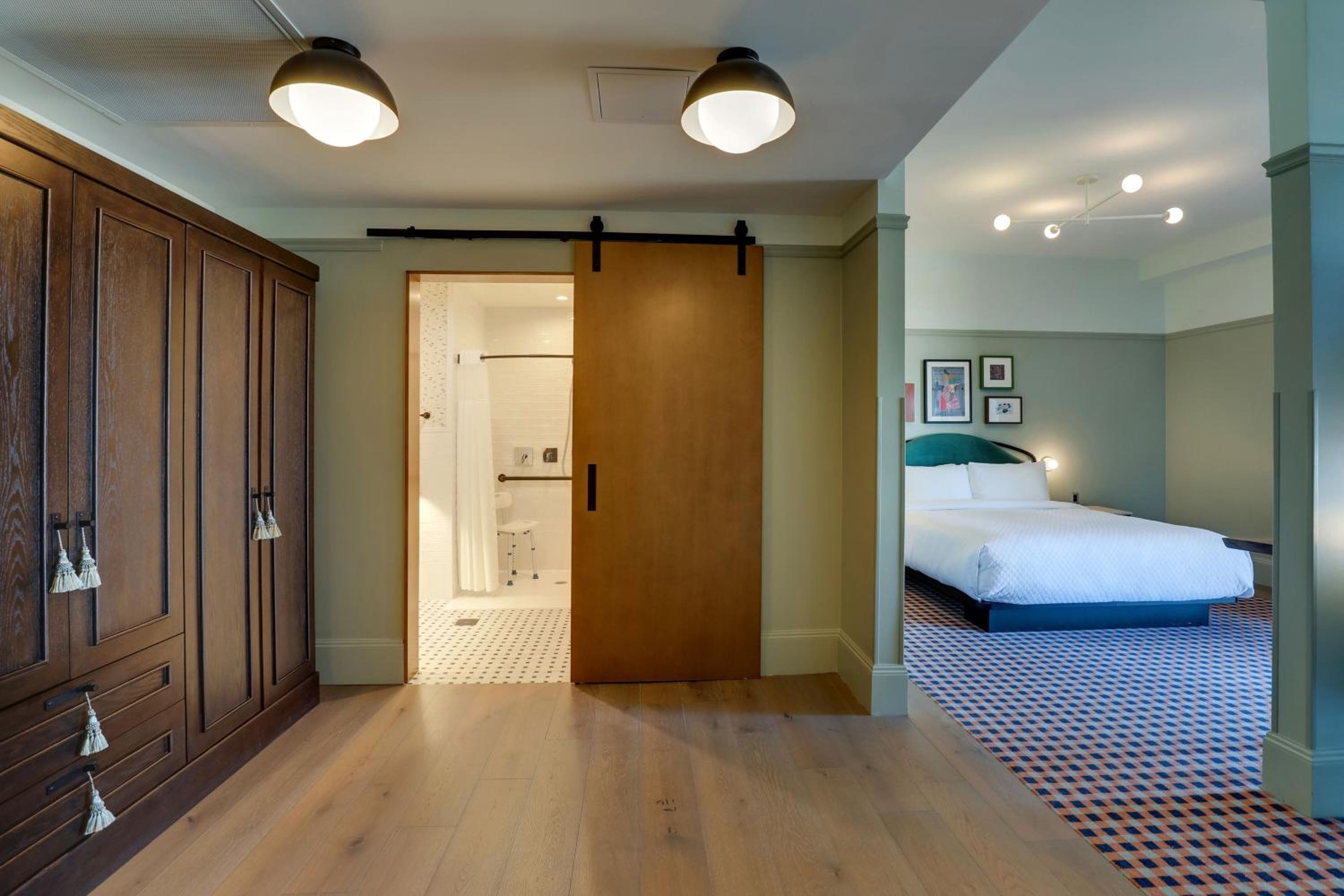 Junior Suite, 1 King (Mobility & Hearing Accessible w/ Roll-in Shower) - Photo 4
