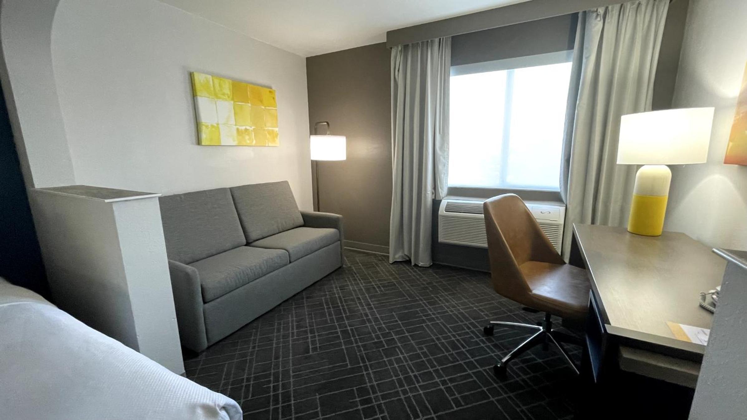 King Suite - Non-Smoking - Photo 11