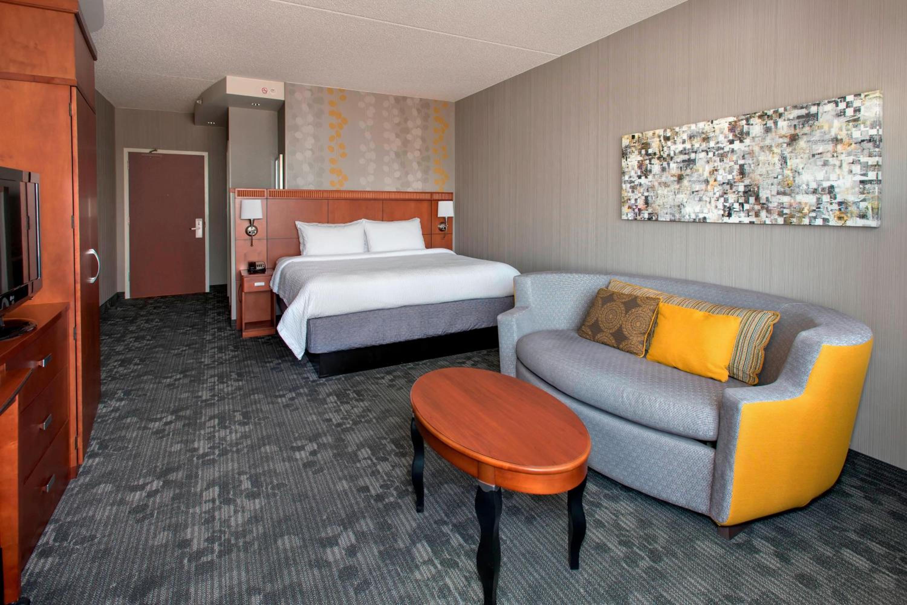 Larger Guest room, 1 King, Sofa bed - Photo 1