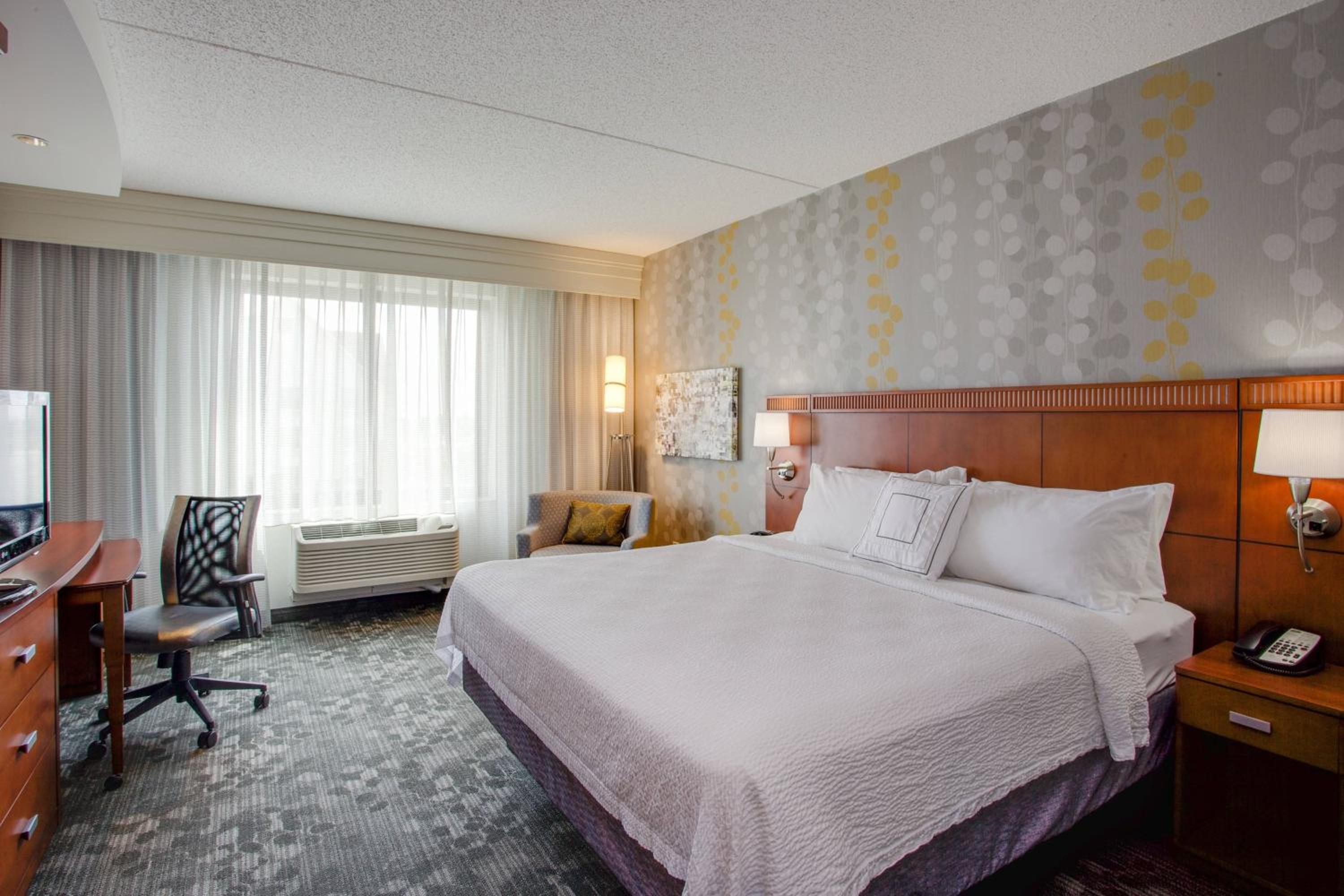 King Room with King Bed and Sofabed - Photo 1