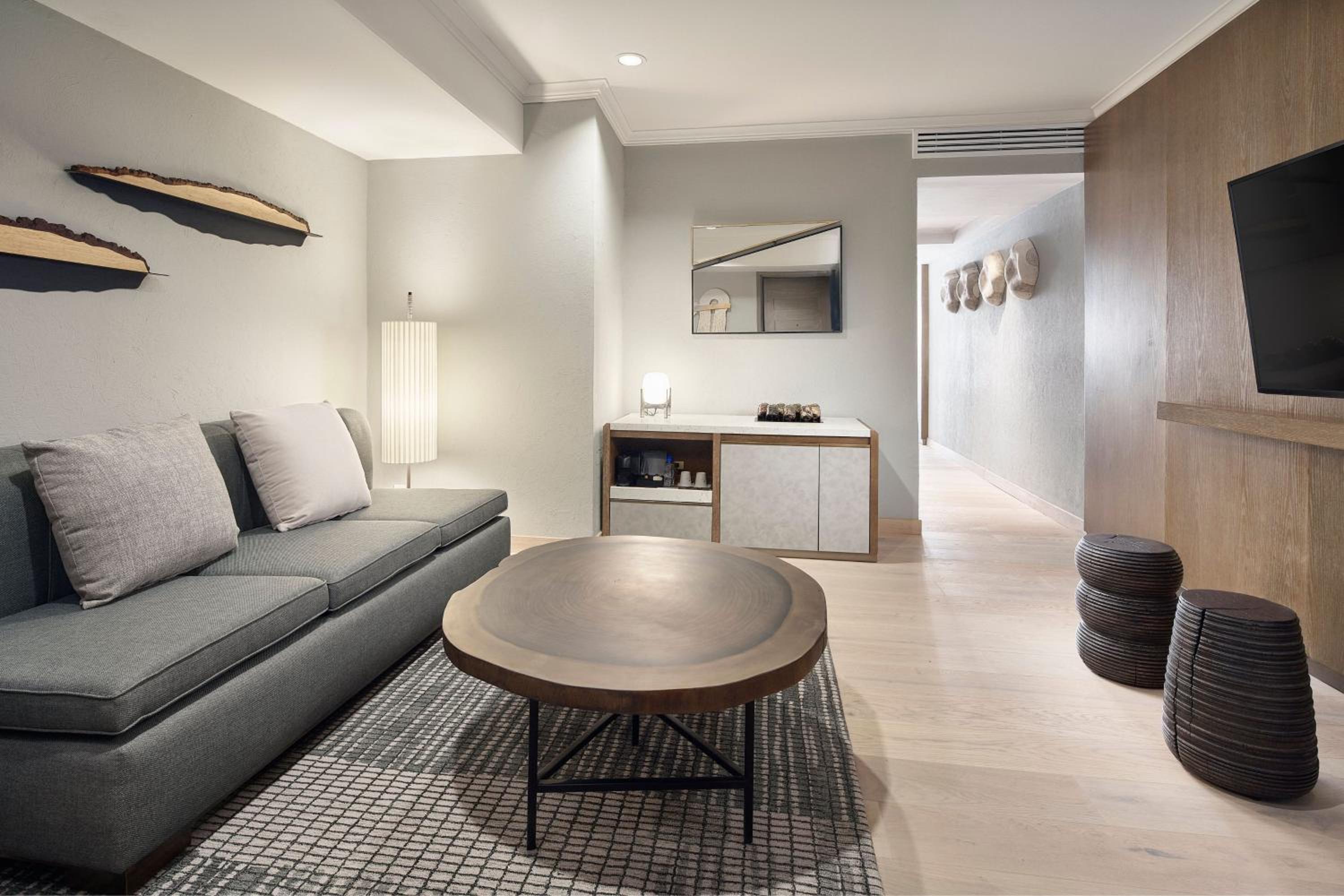 Master Suite, Executive lounge access, 1 King, Sofa bed - Photo 5
