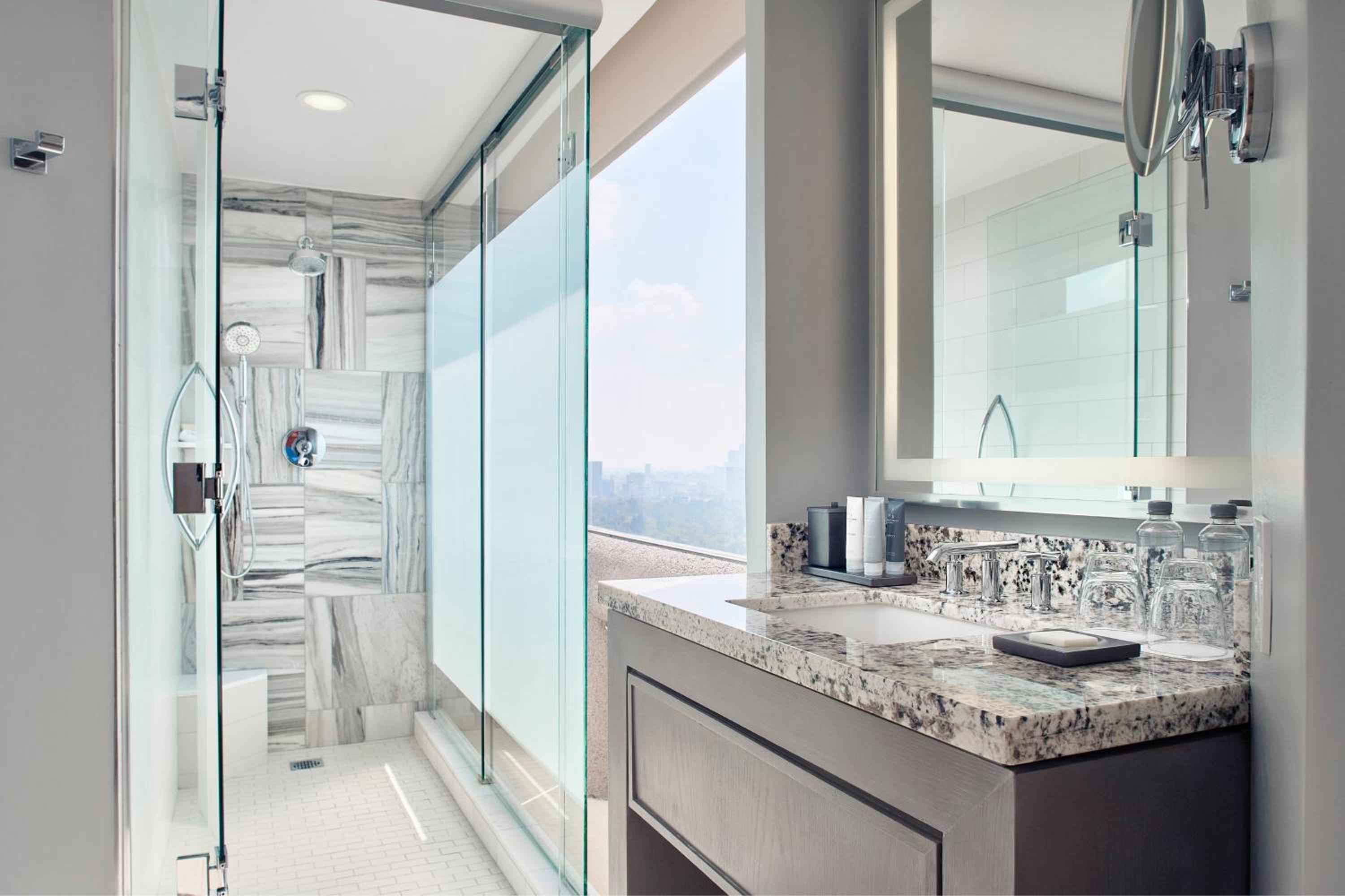 Corner King Suite with City View - Photo 2