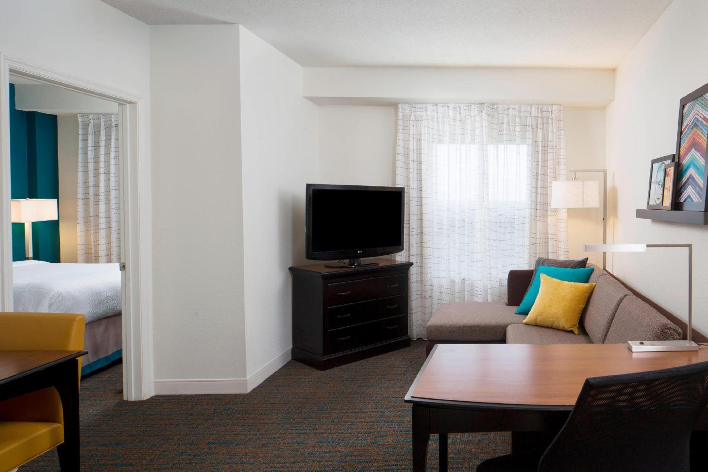 One-Bedroom Queen Suite with Sofa Bed and Adapted Tub - Mobility Accessible