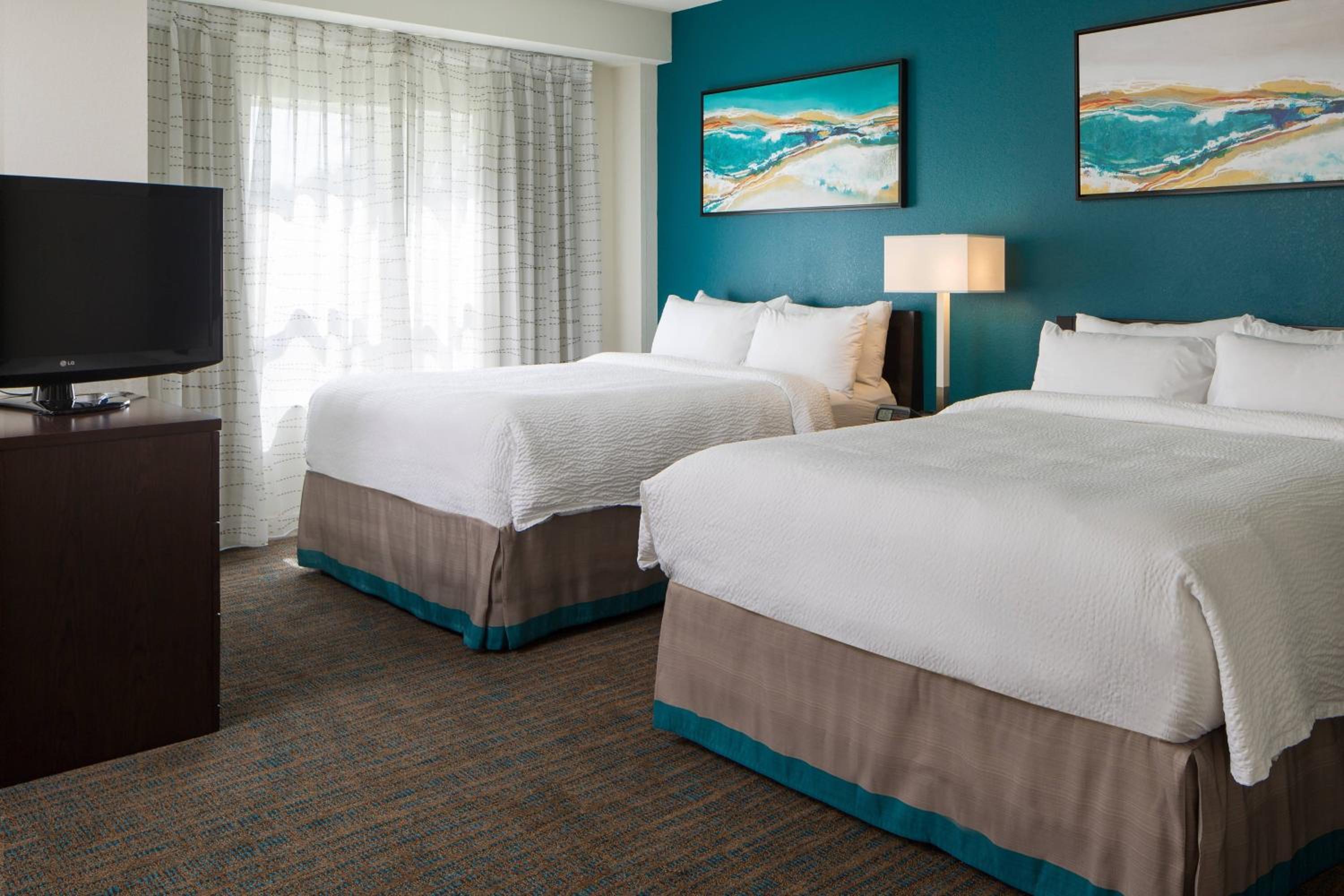Junior Queen Suite Studio with Sofa Bed and Pool View