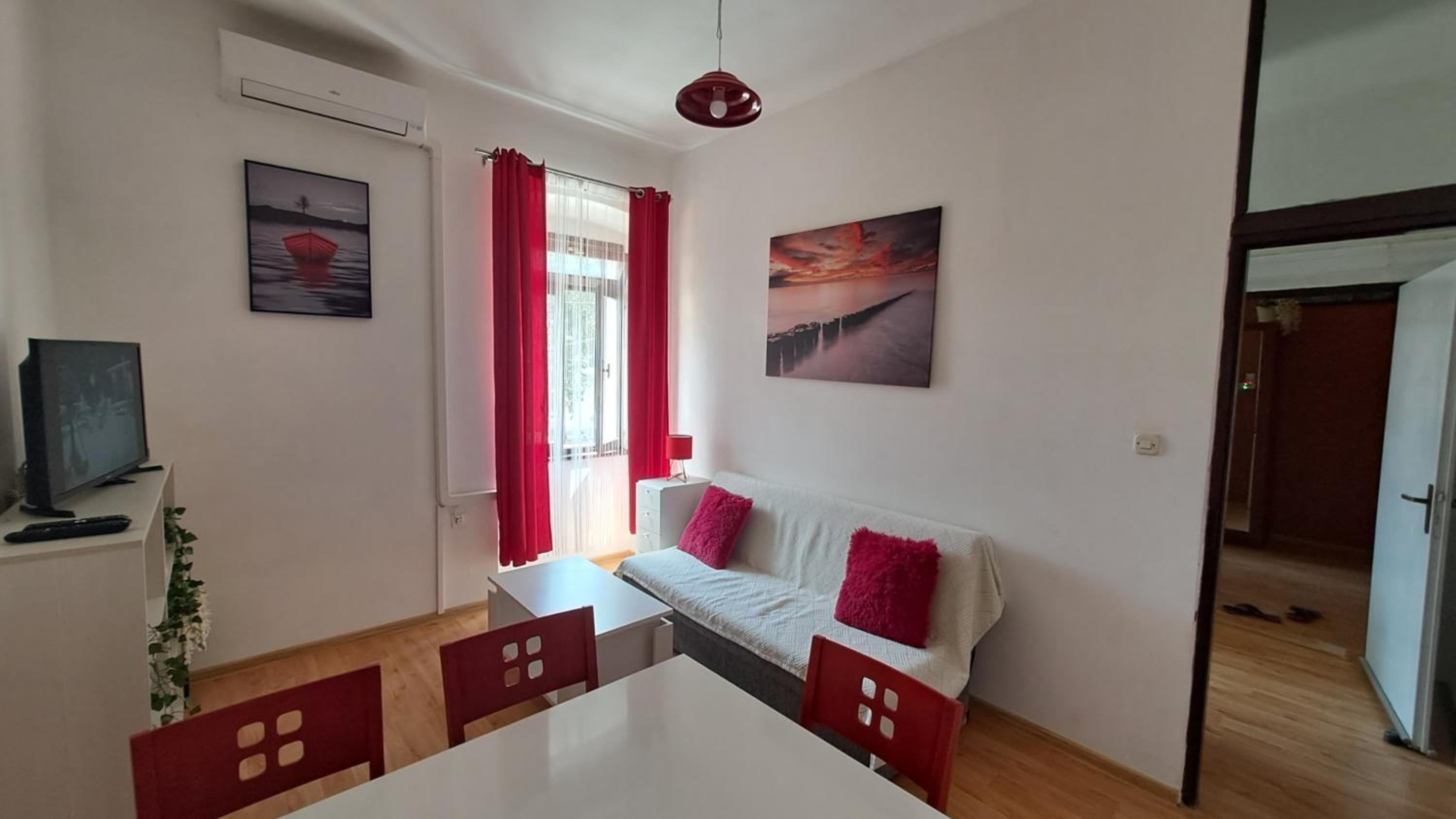 One-Bedroom Apartment photo 1
