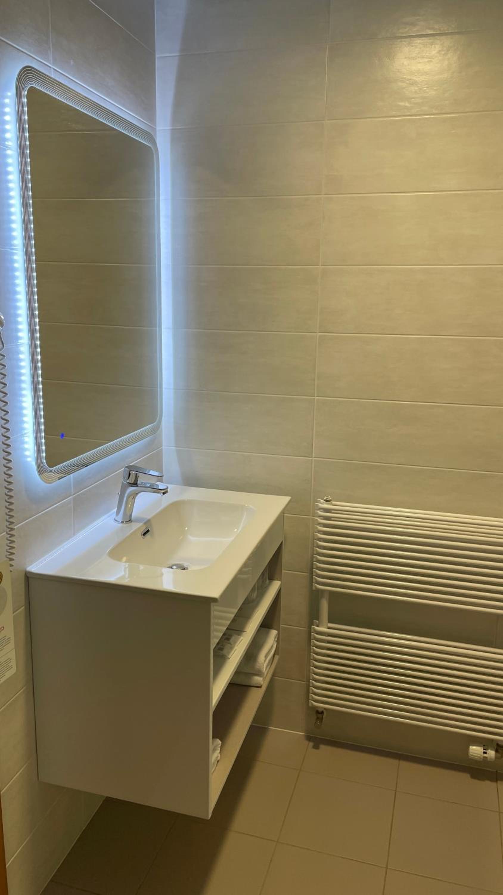 Double or Twin Room - Photo 6