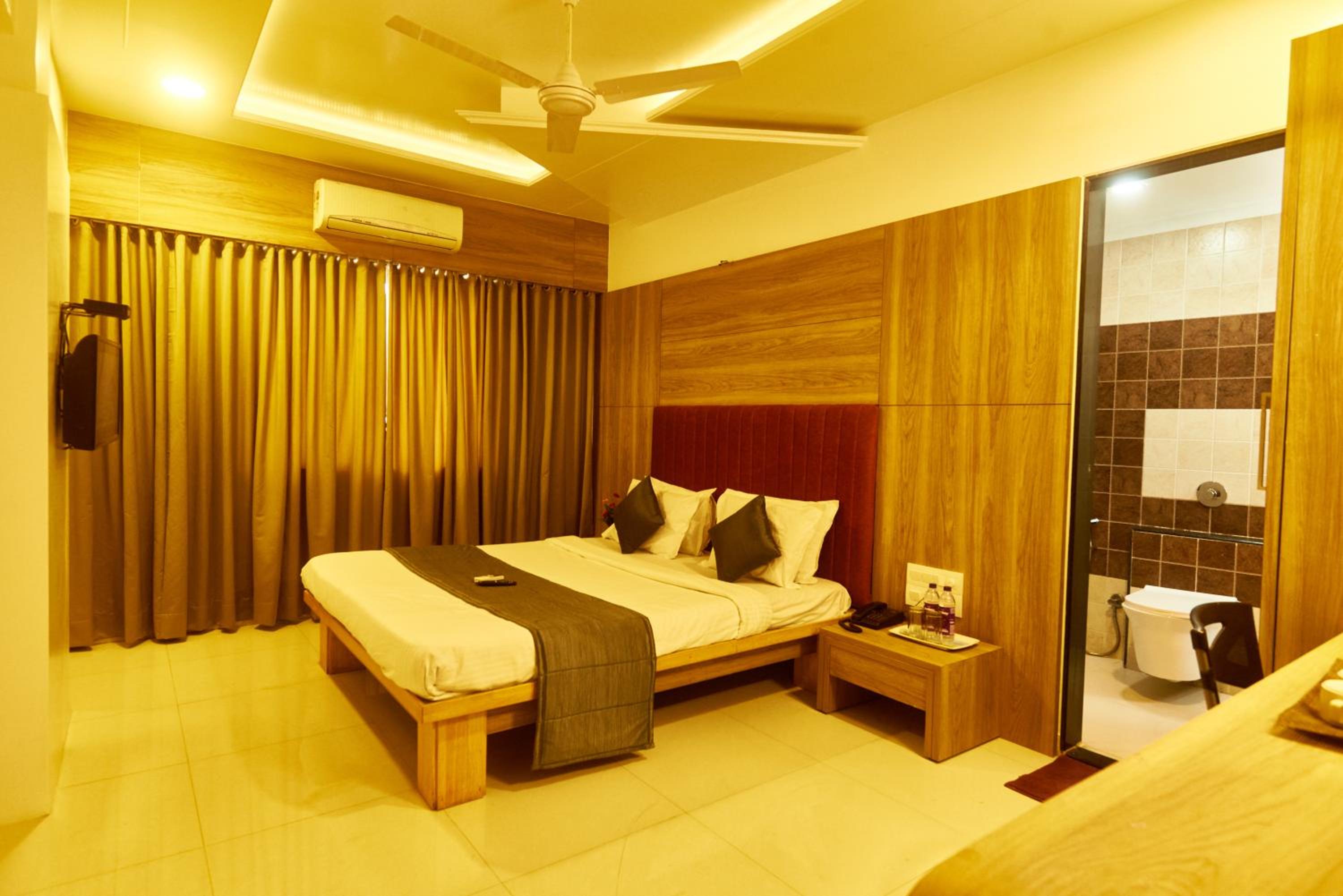 Deluxe King Room photo 2