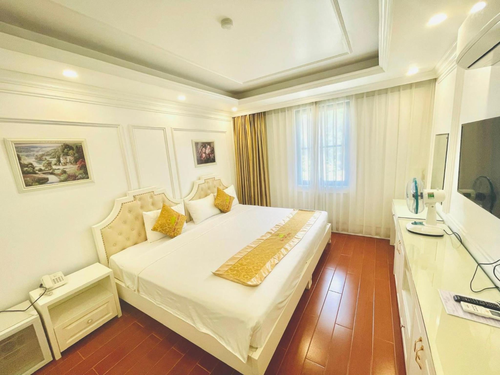 Deluxe Queen Room with Two Queen Beds photo 2