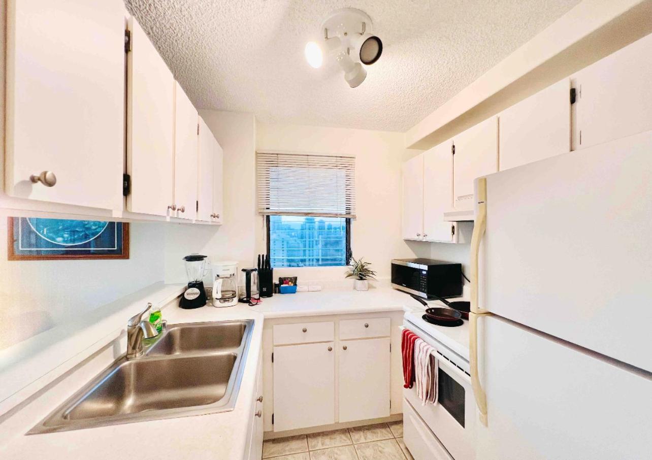 28th Floor Breathtaking Ocean View with a Kitchen-Free Parking-Corner Unit-King Bed: kitchen photo