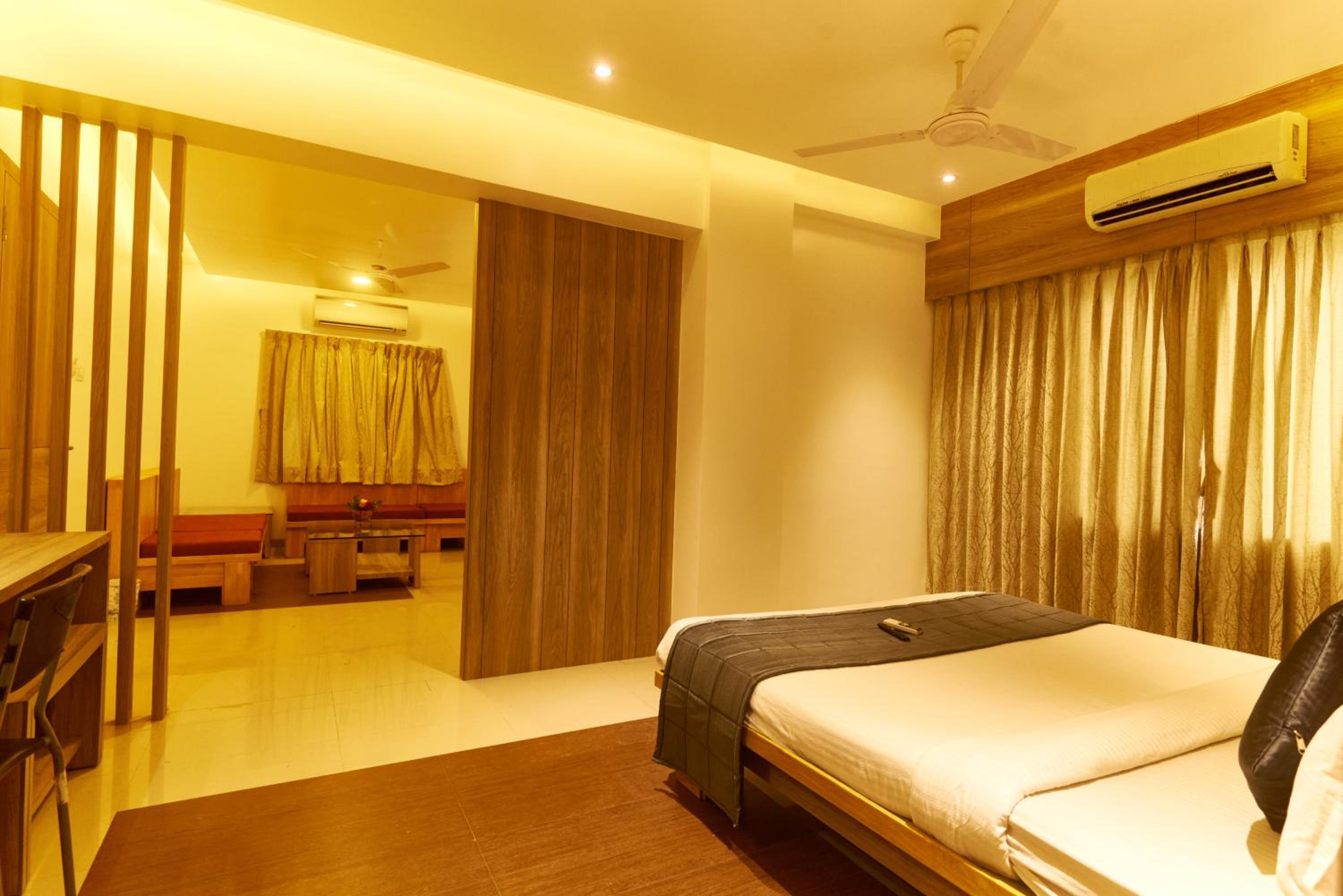 Suite - Photo 1