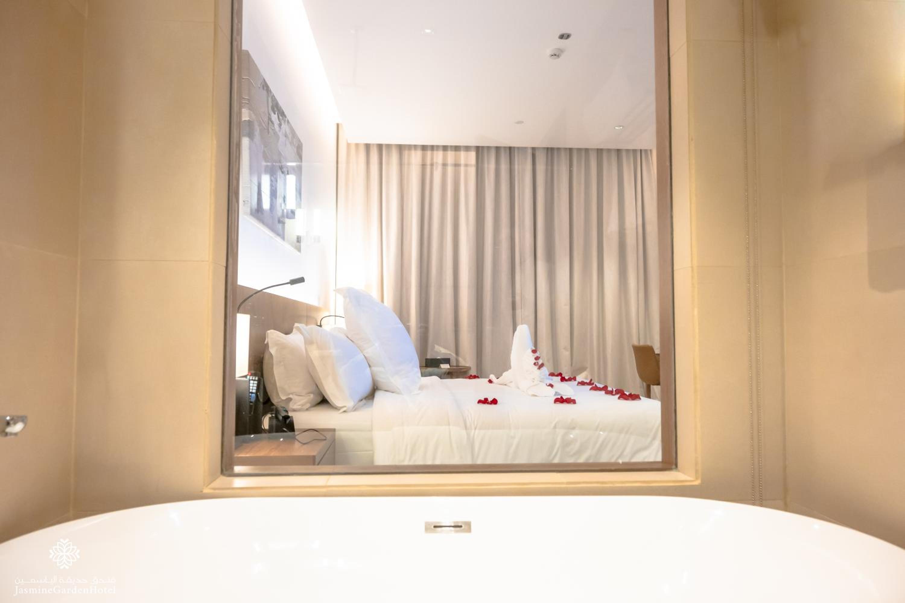 Deluxe King Room - Photo 4