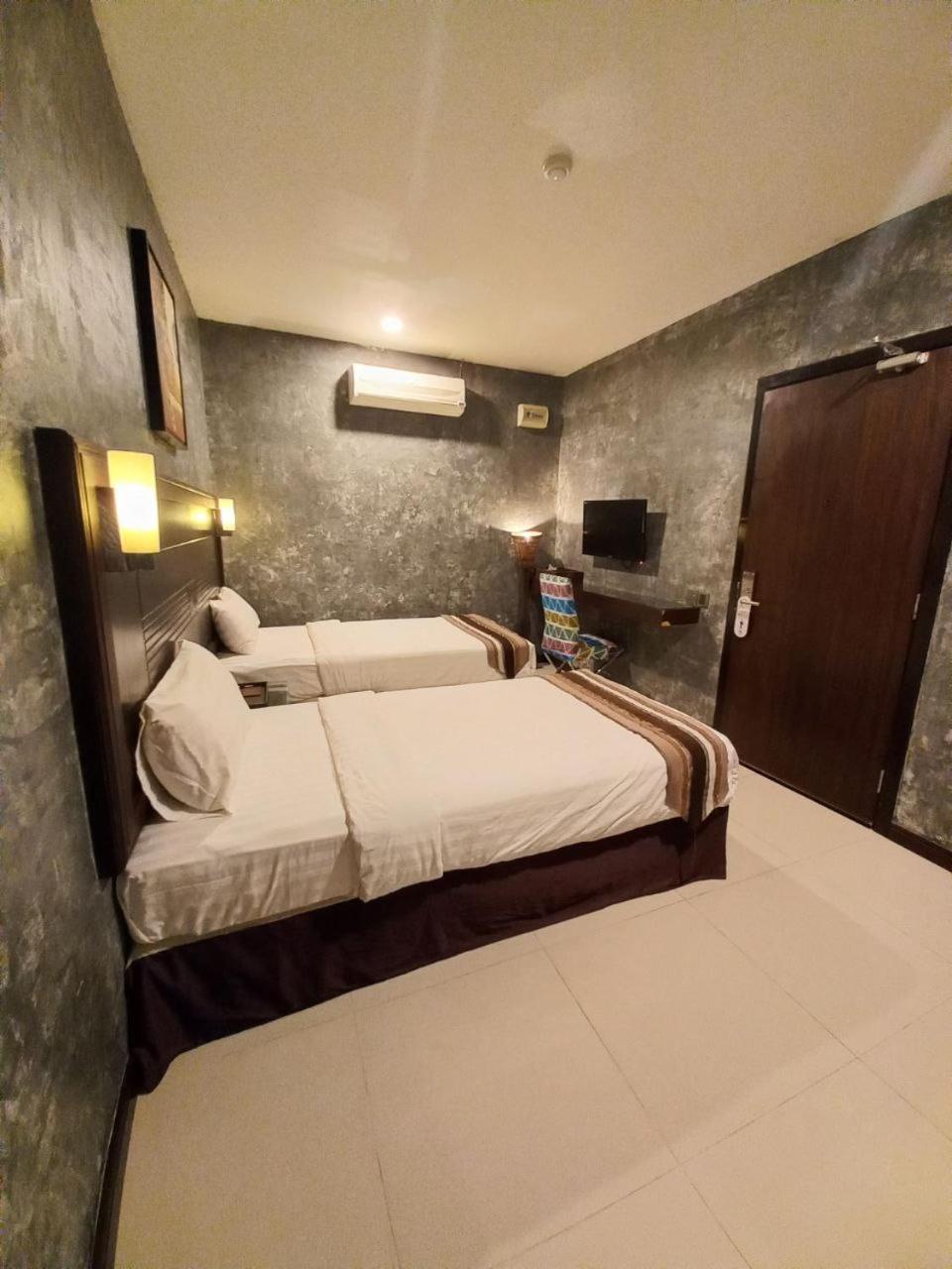 Standard Twin Room - Photo 3