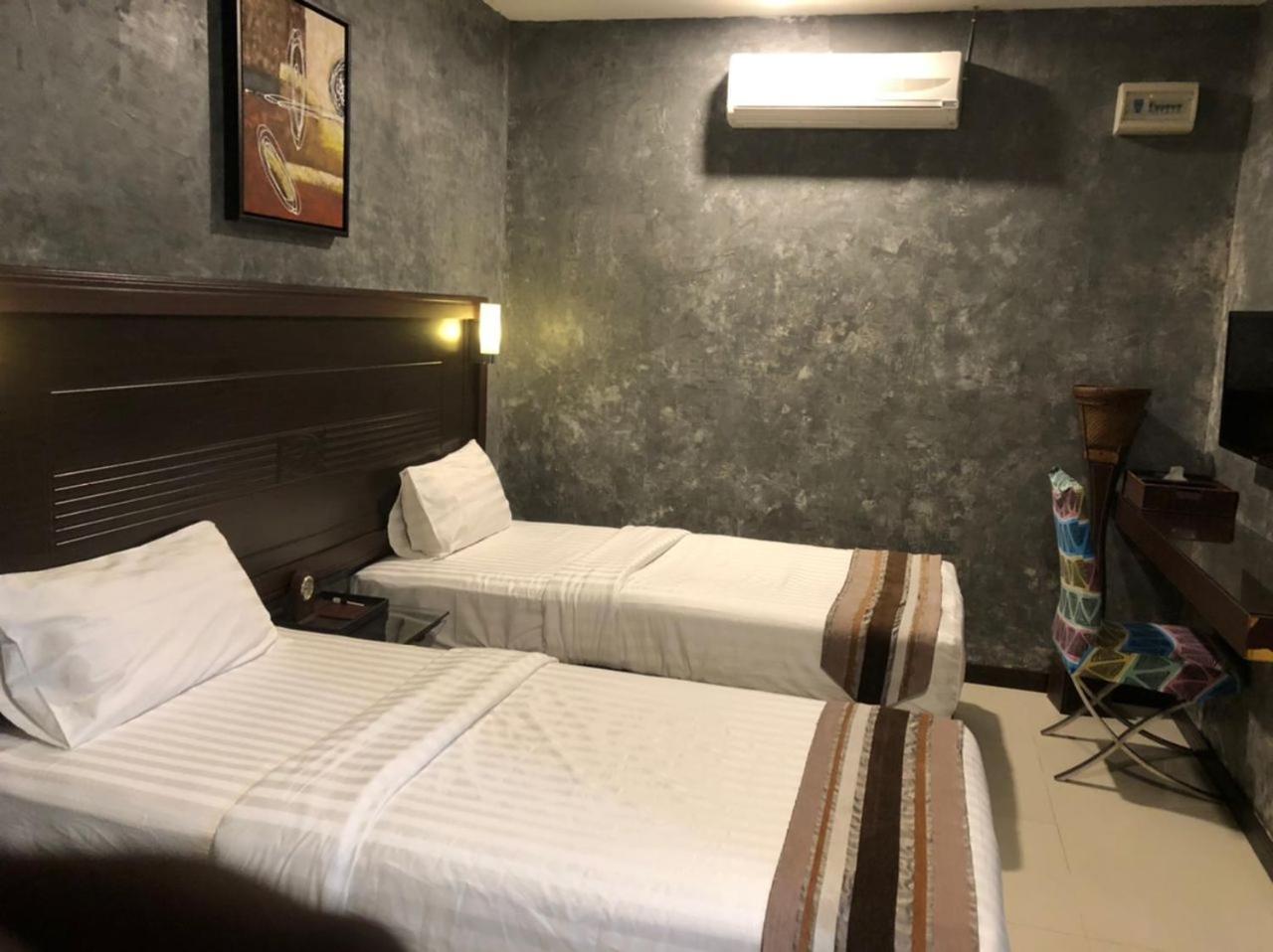 Standard King Room - Photo 6
