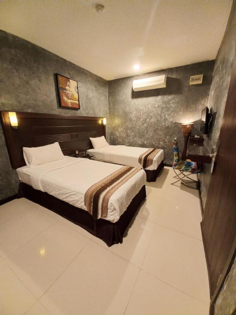 Standard Twin Room - Photo 2