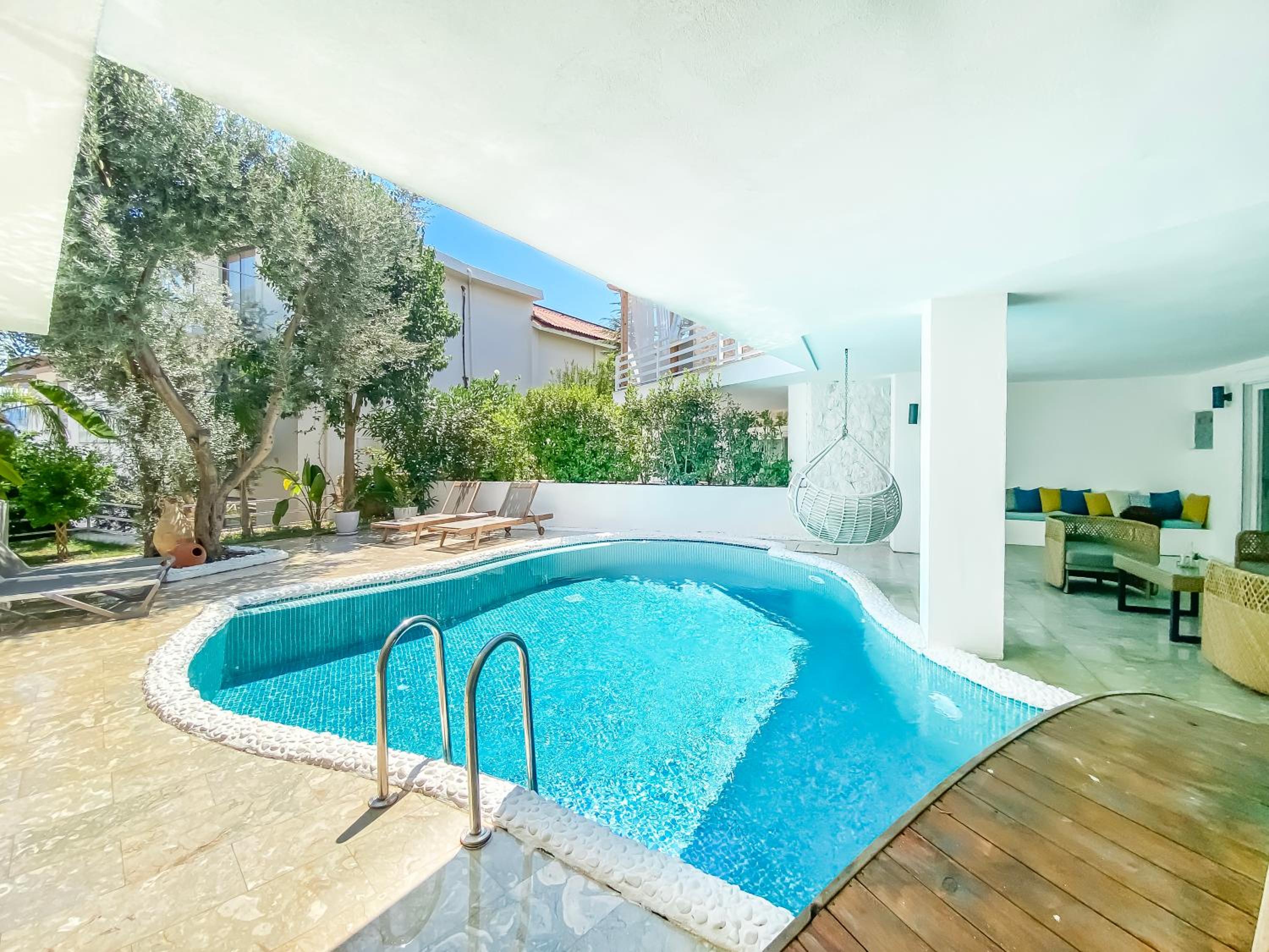 Suite with Private Pool - Photo 37
