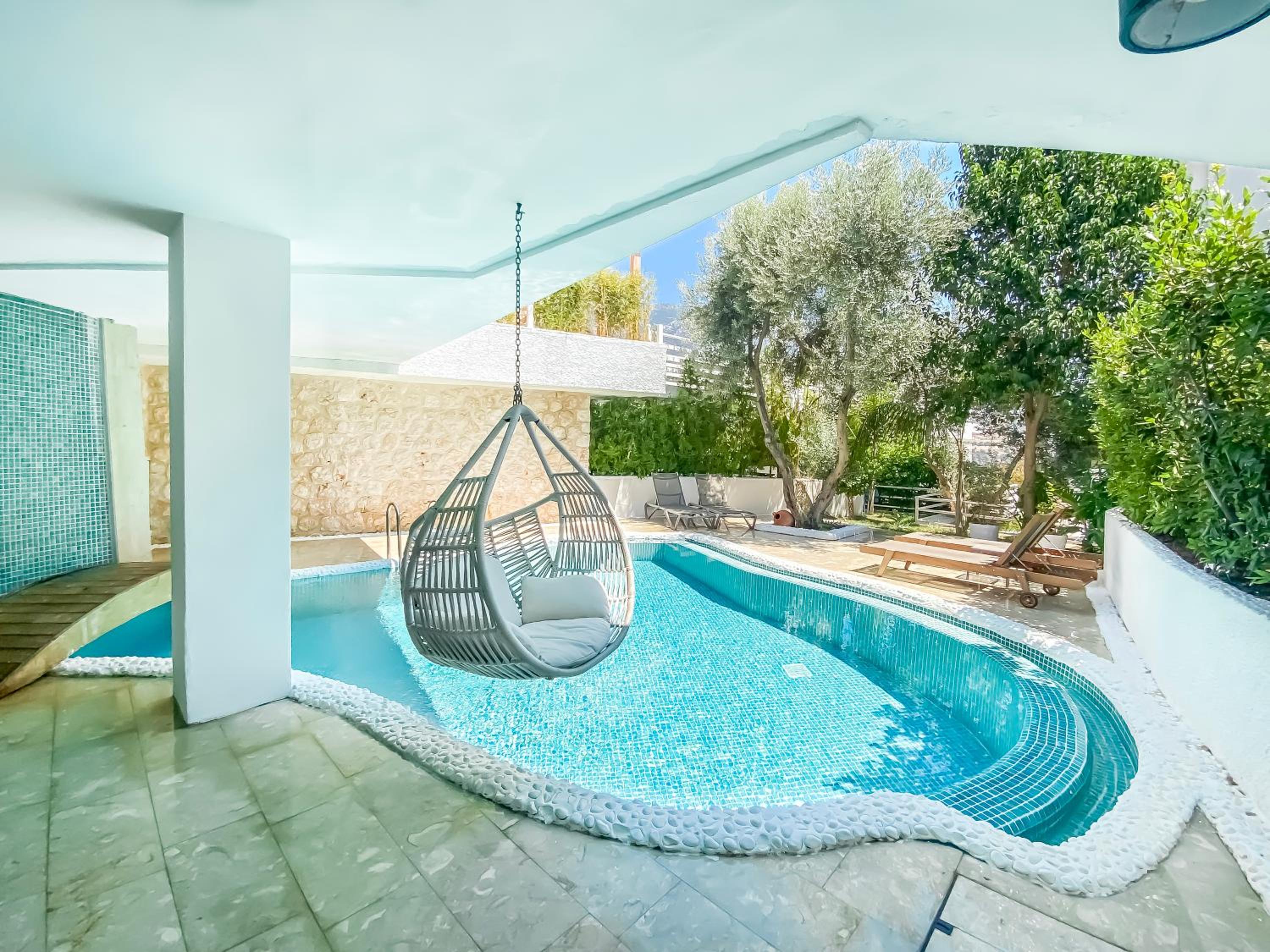 Suite with Private Pool - Photo 43
