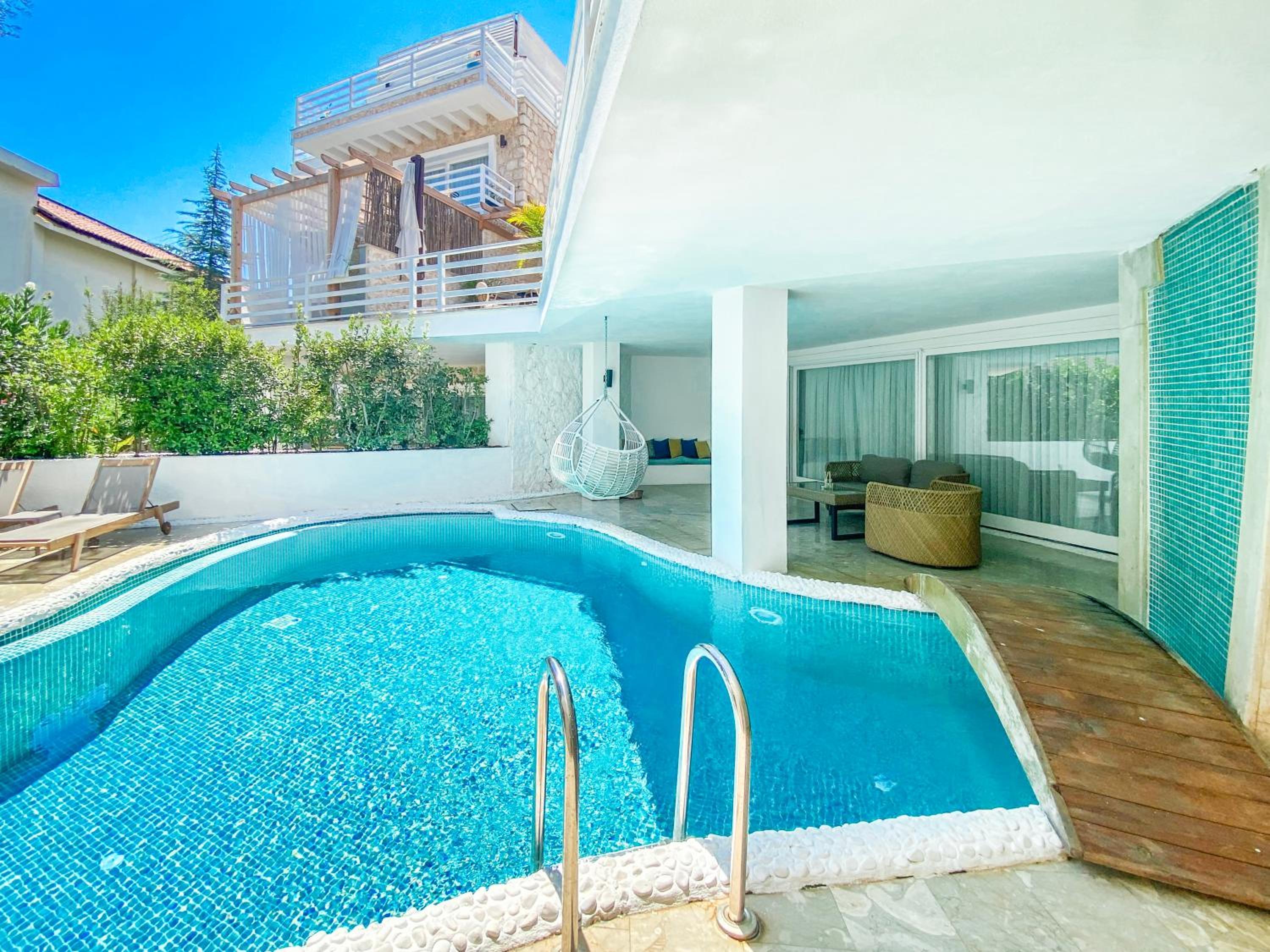Suite with Private Pool - Photo 44