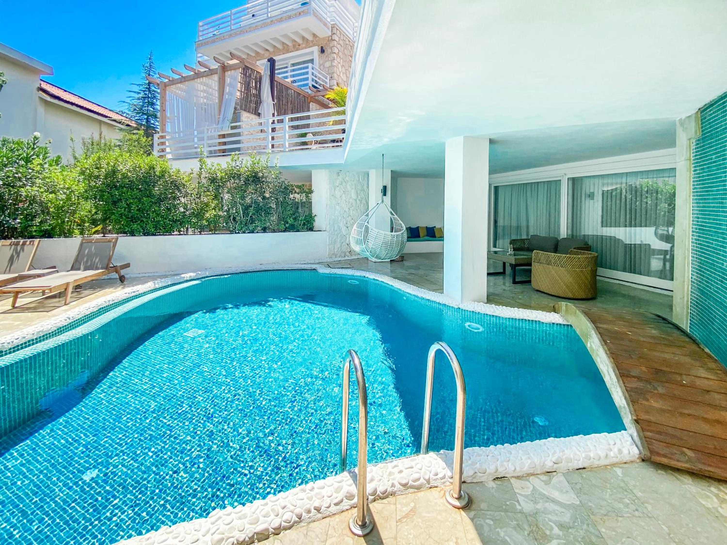 Suite with Private Pool - Photo 33