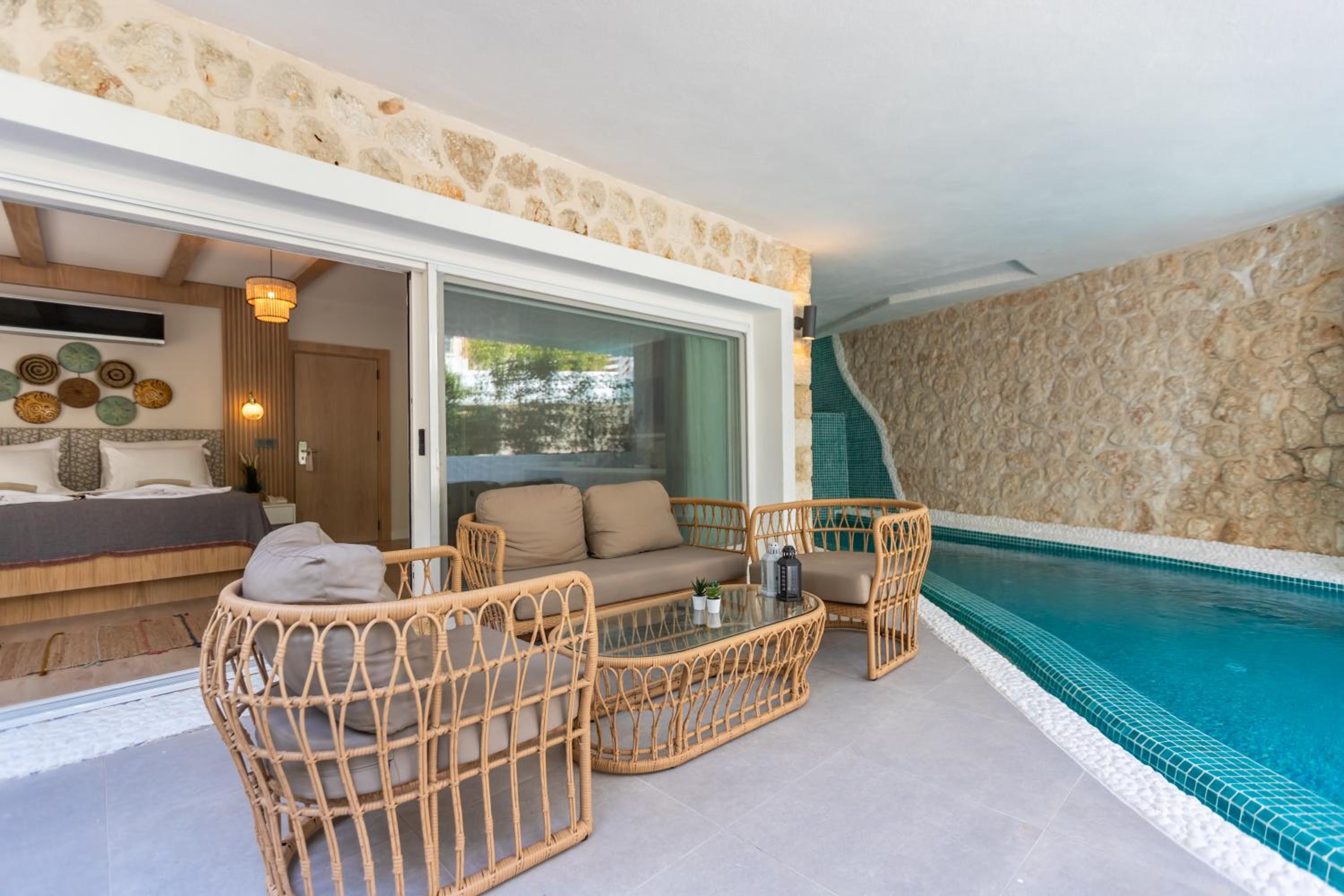 Suite with Private Pool - Photo 34