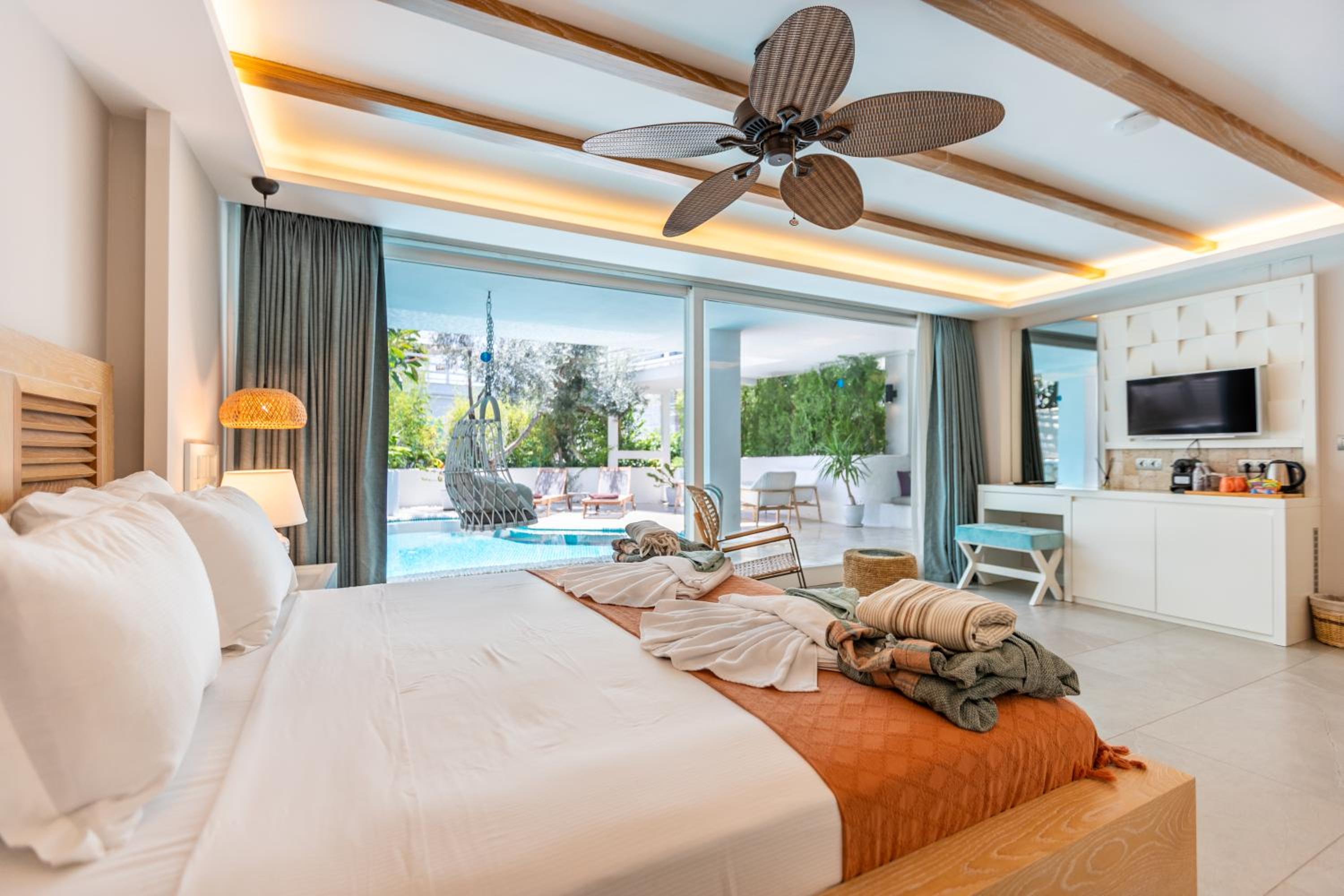 Suite with Private Pool - Photo 1